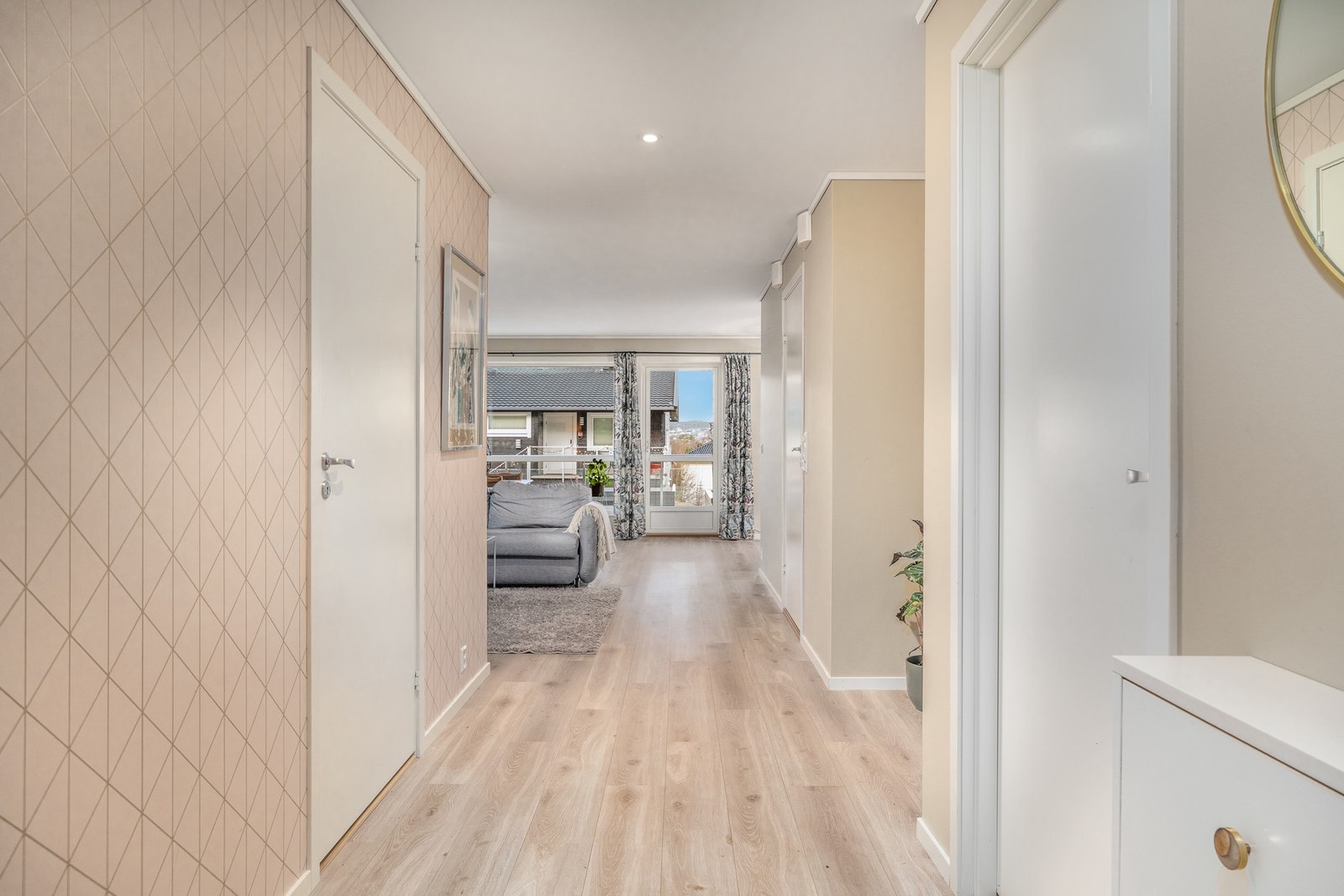 Innbydende gang som knytter boligen fint sammen. Galleribilde