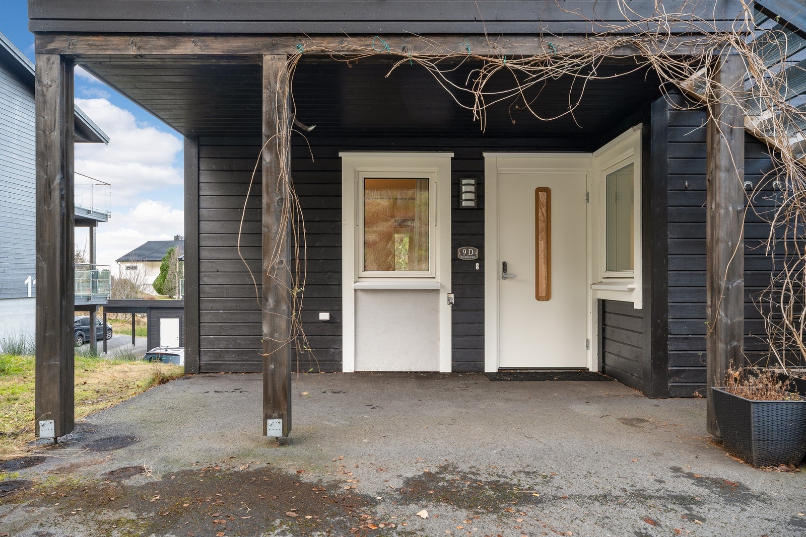 Inngangspartiet er overbygd. Enkel og trappefri adkomst. Galleribilde