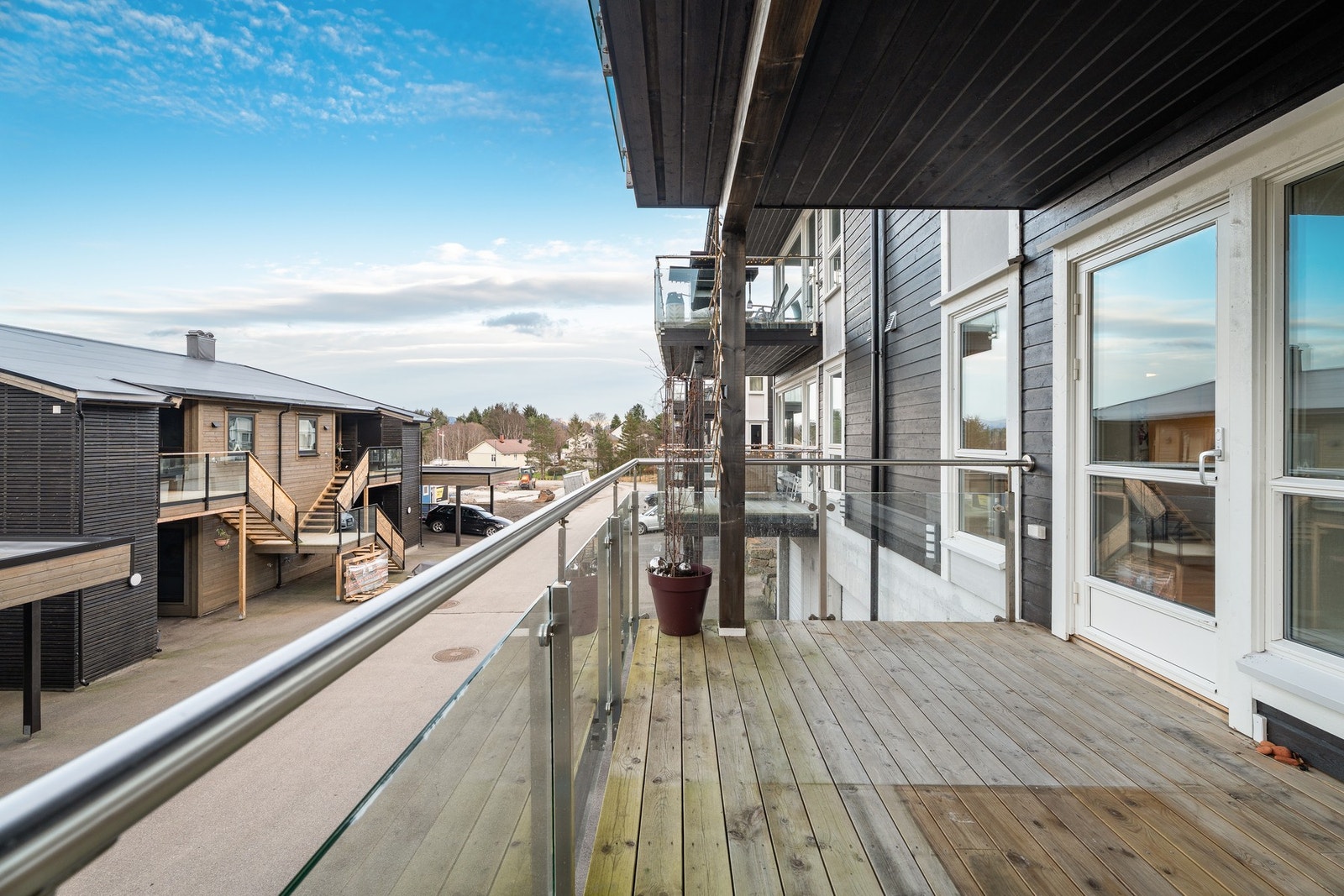 Balkongen strekker seg over ca. 11 kvadratmeter og gir deg muligheten til å møblere slik du skulle ønske. Galleribilde