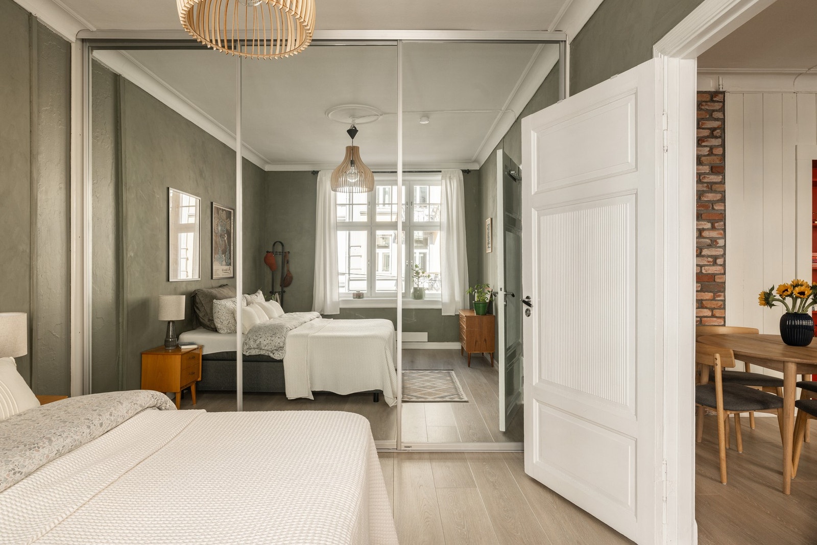 Flere meter garderobeskap, oppgradert i 2020. Galleribilde