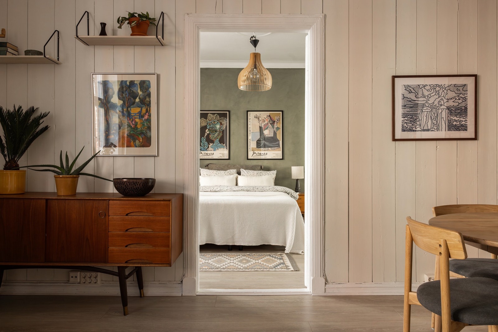 Selgers ord: "De luftige rommene, den gode takhøyden og all oppbevaringsplassen gjør at leiligheten oppleves romslig, samtidig som den er både koselig og sjelfull." Galleribilde