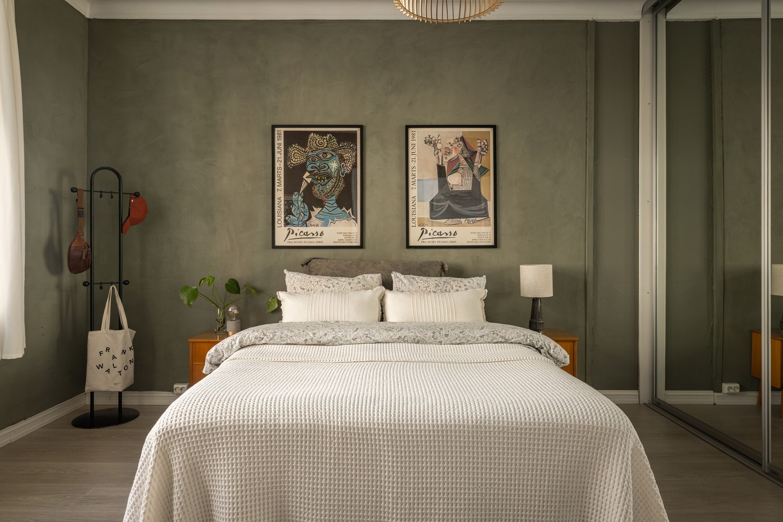 Stort soverom med plass til dobbeltseng og tilhørende møblement. Galleribilde