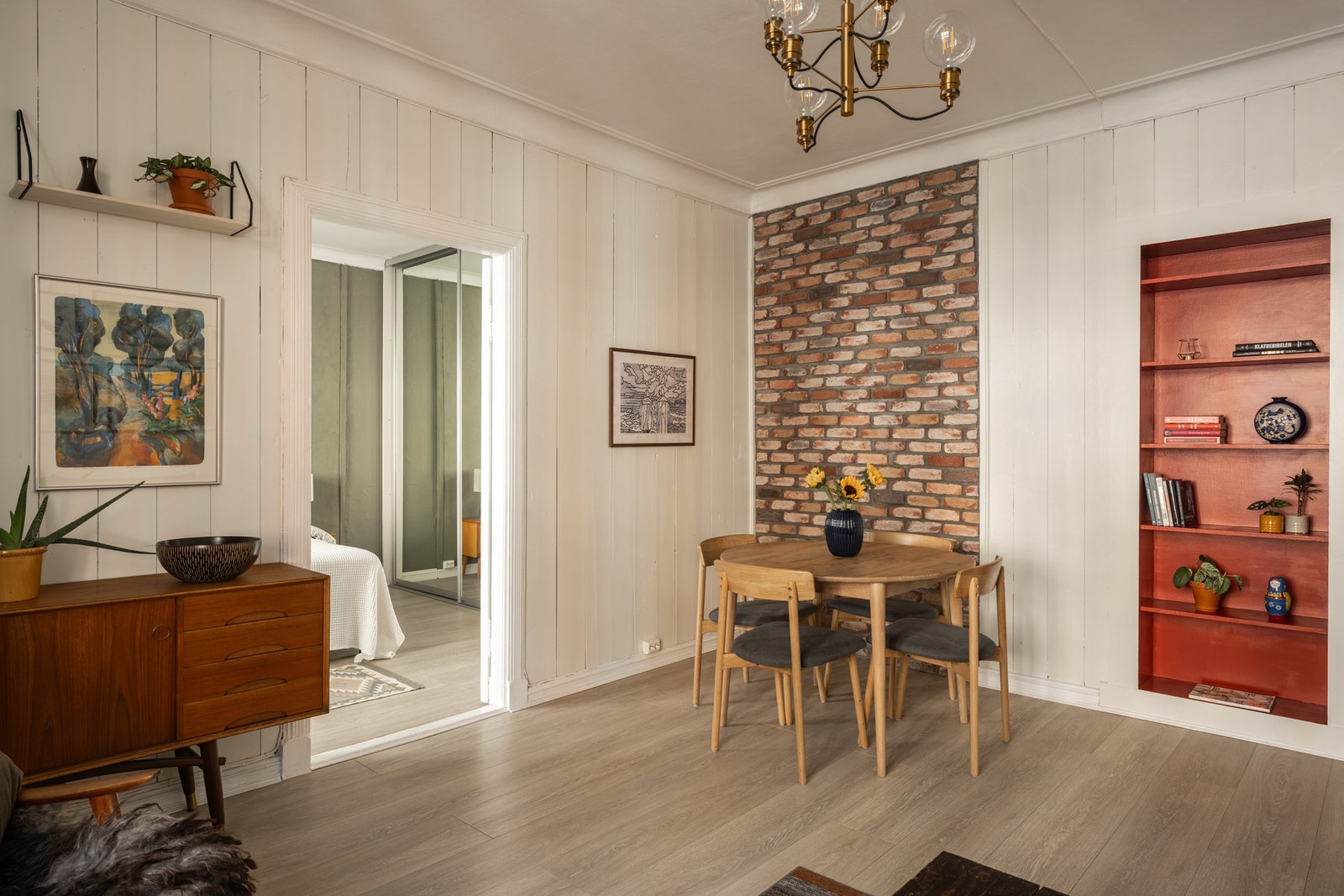 Det er tilrettelagt for installasjon av peisovn. Ekstra lagring i 7 m² kjellerbod. Galleribilde