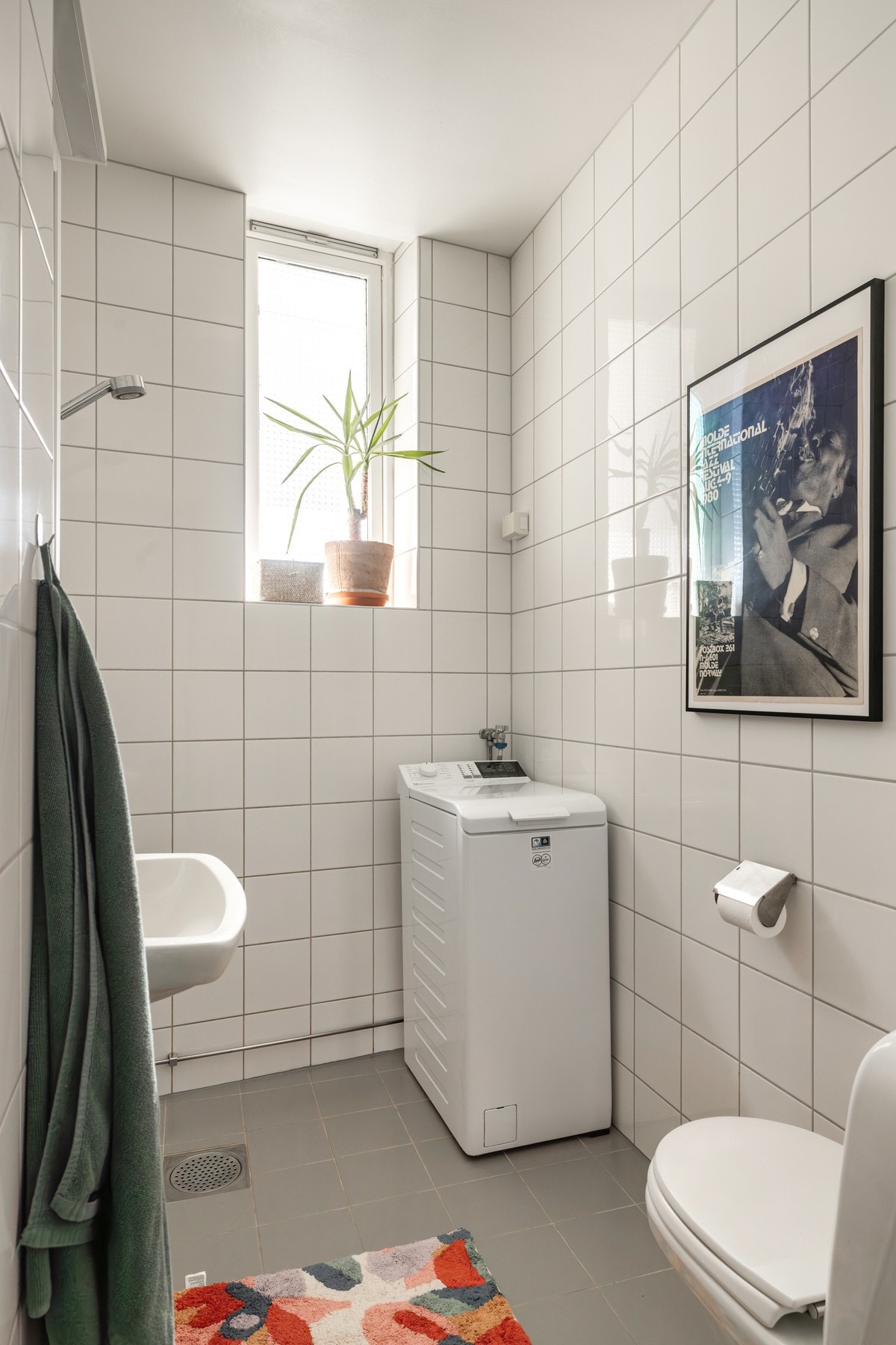 Pent flislagt bad fra 2012, rehabilitert i regi av sameiet. Badet består av varmekabler, servant med skap og speil, toalett og dushjørne. Opplegg for vaskemaskin. Galleribilde