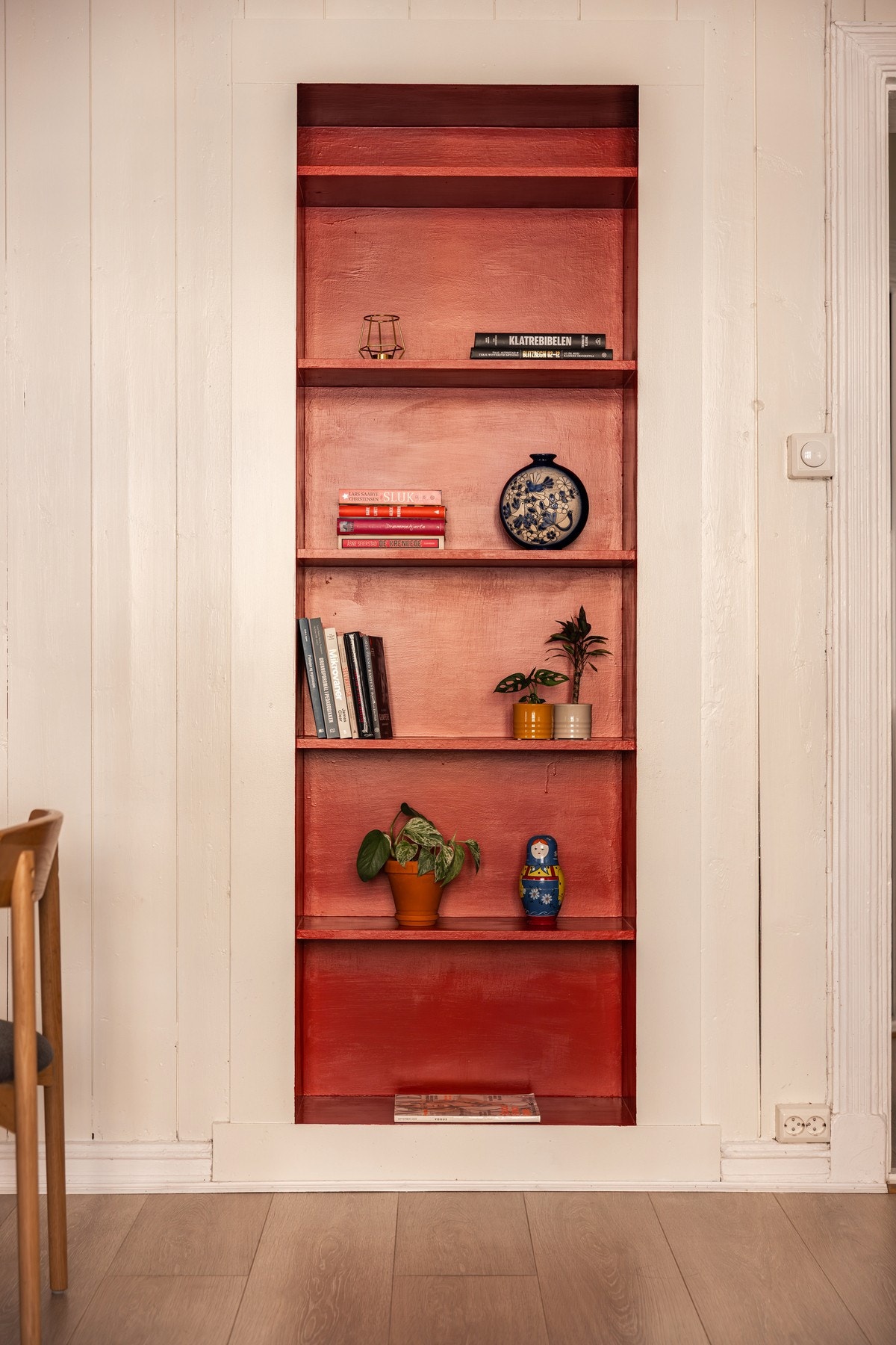 Leiligheten ble pusset opp i 2020, med fokus på å bevare de klassiske og sjarmerende fargene / detaljene. Galleribilde