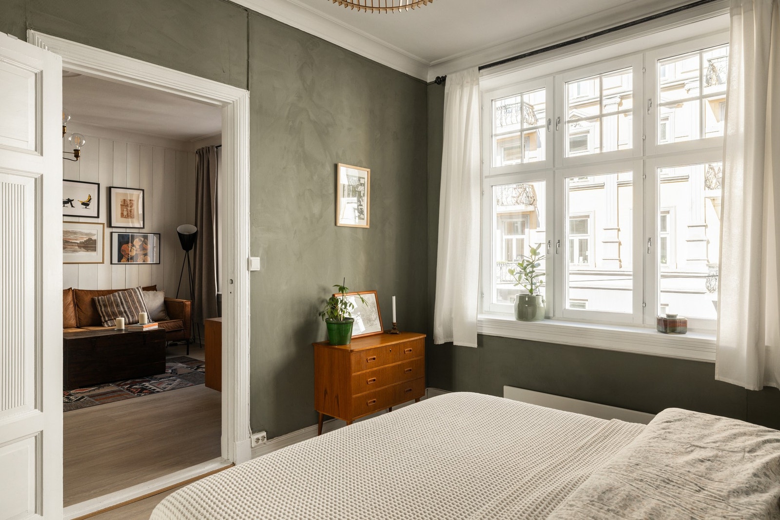 Stor klassisk dør mot stuen bidrar til god romflyt og mulighet for avskjerming. Galleribilde