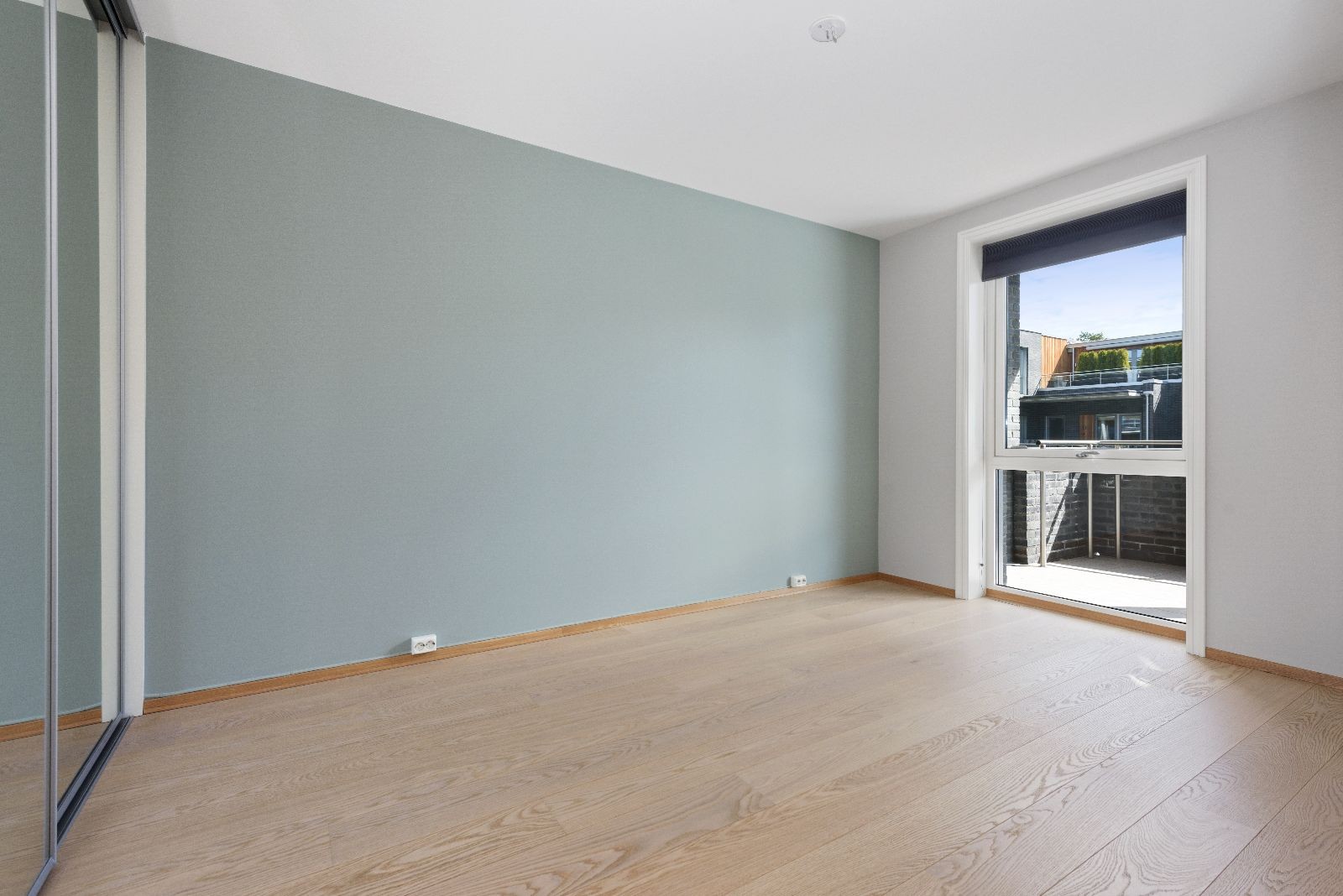 Romslig soverom med integrert skyvedørsgarderobe. Galleribilde