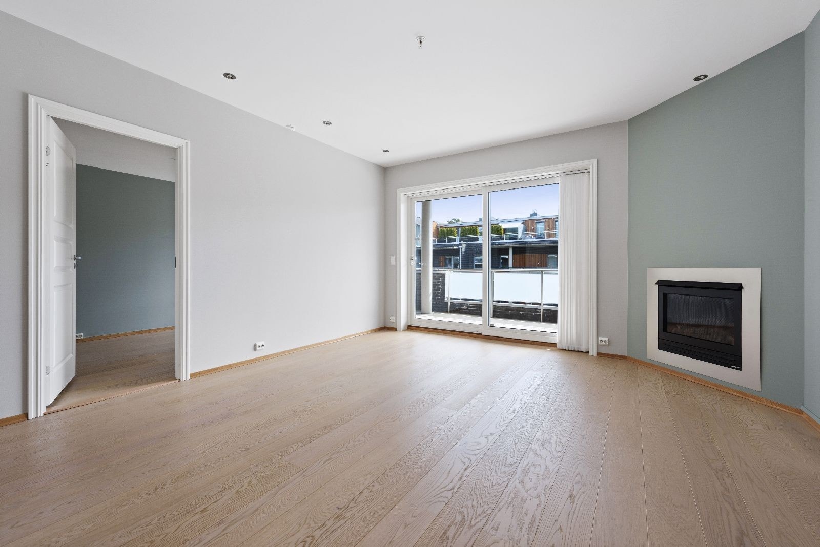 Stue med utgang til romslig balkong. Galleribilde