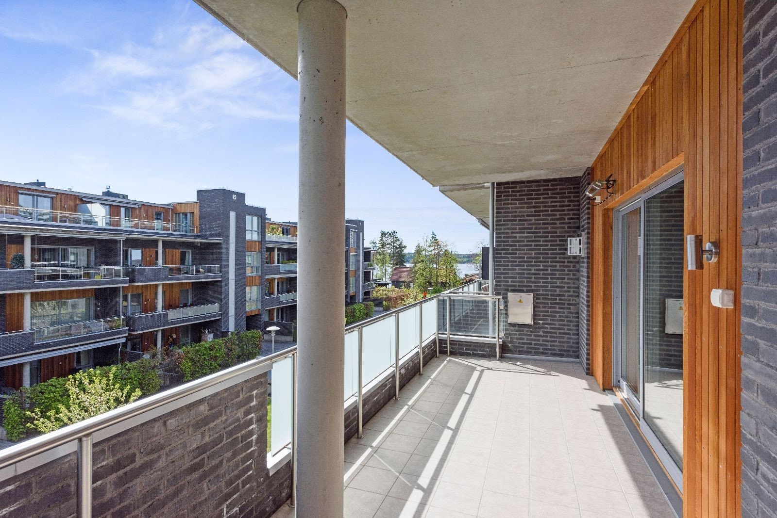 Romslig balkong med gode solforhold. Galleribilde