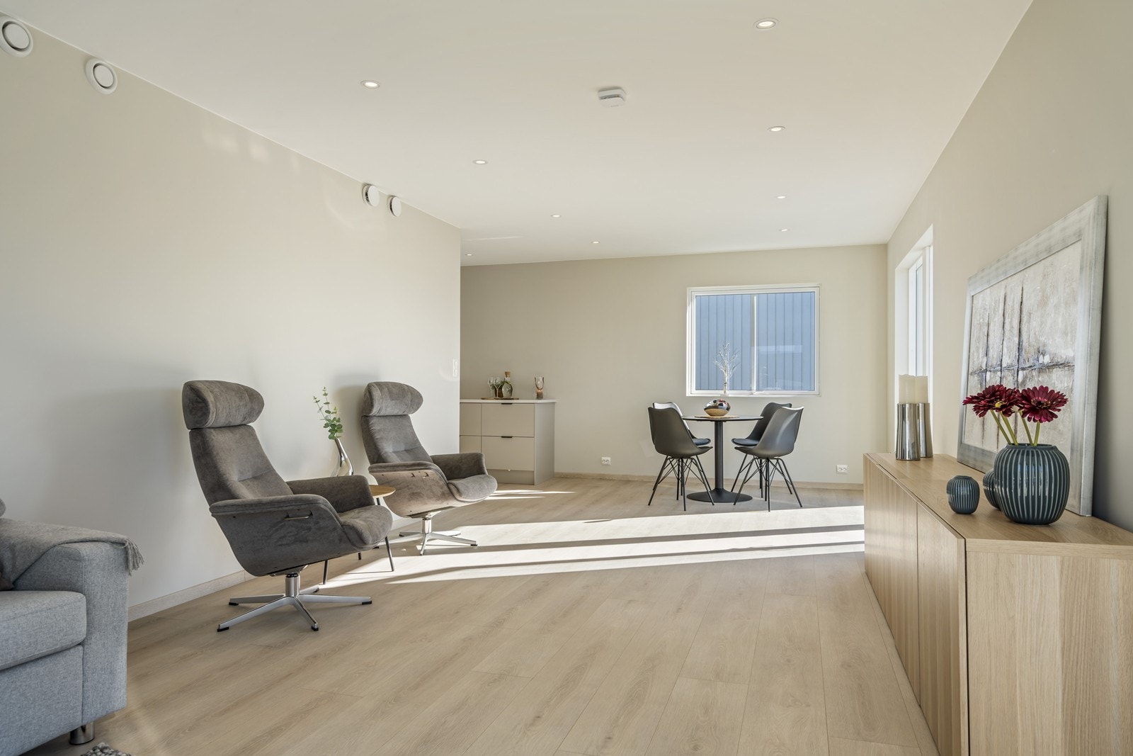 Stuen er utført i svært moderne "finish" med nøytrale og tidsriktige farger og materialvalg. Galleribilde