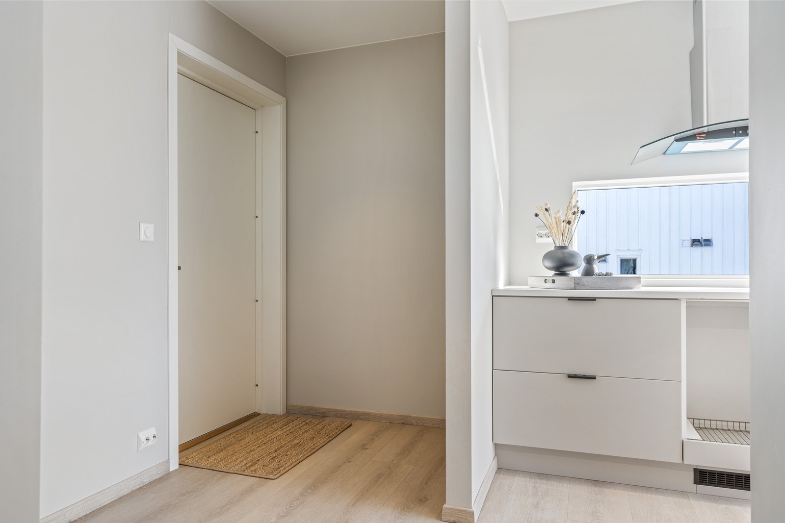 Entrè. Praktisk utstikker som er perfekt for å få plass til å henge fra seg yttertøy. Galleribilde