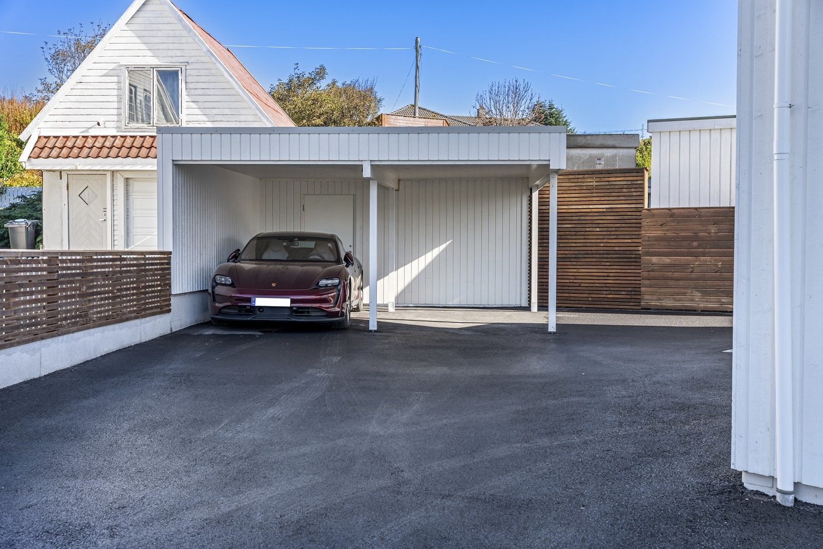Til leiligheten medfølger en parkering i carport + utvendig bod. Galleribilde
