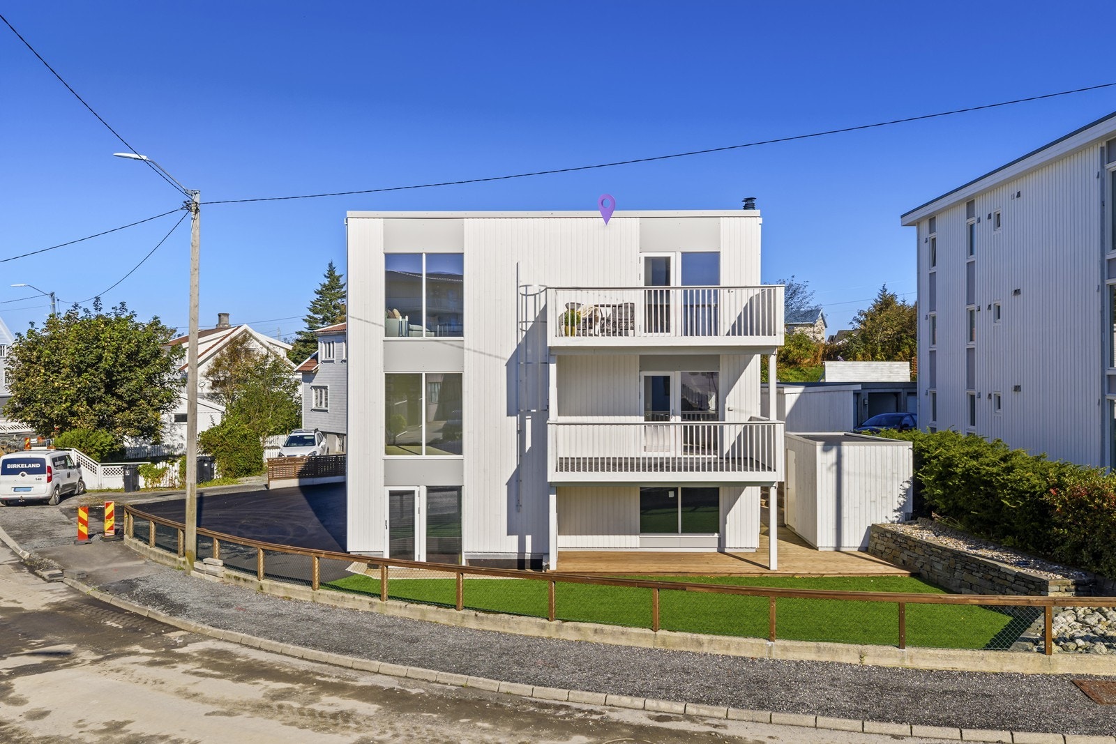 Eiendommen er lagt opp til å være svært vedlikeholdsvennlig med na
tursteinsmur m/stein bedd, kunstgress og asfalt.. Perfekt for deg som ønsker å bo sentralt med lite vedlikehold. Galleribilde