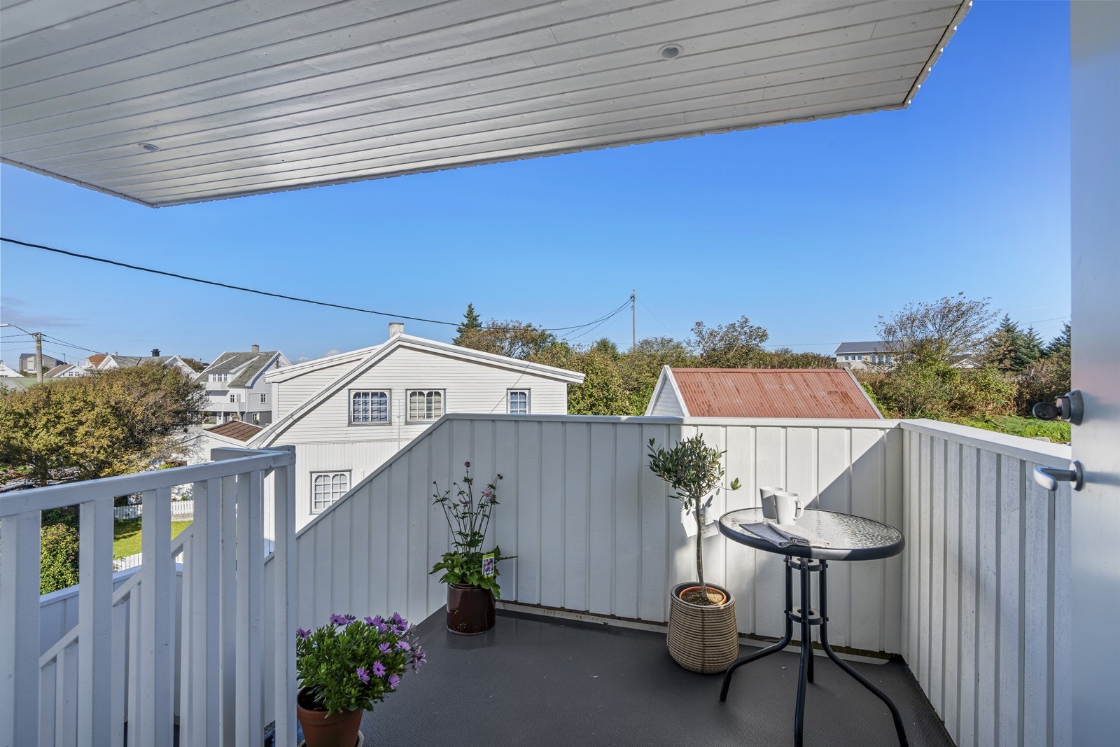 Overbygd inngangsparti, med plass til å nyte morgensolen med kaffekoppen. Utvendig Downlights belysning. Galleribilde