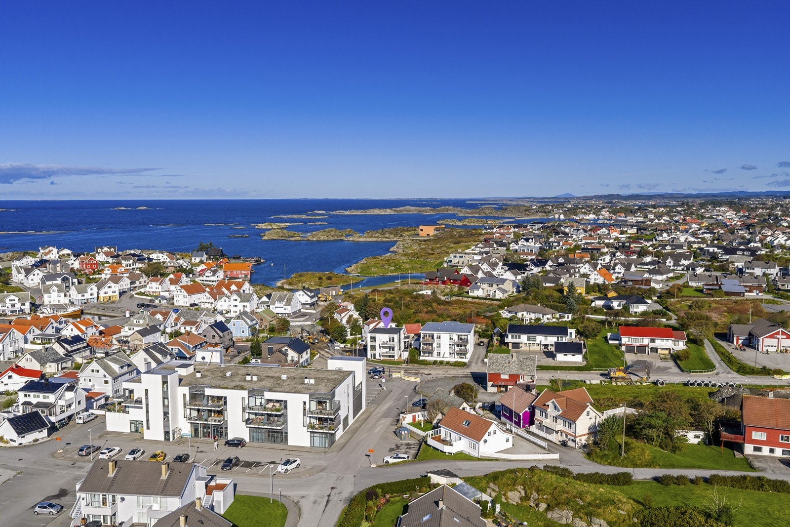 Sentral beliggenhet med umiddelbar avstand til bla. fiskeridagane (kaien), kort avstand til dagligvare, skoler, barnehager, kafeer og alt man trenger i hverdagen. Galleribilde