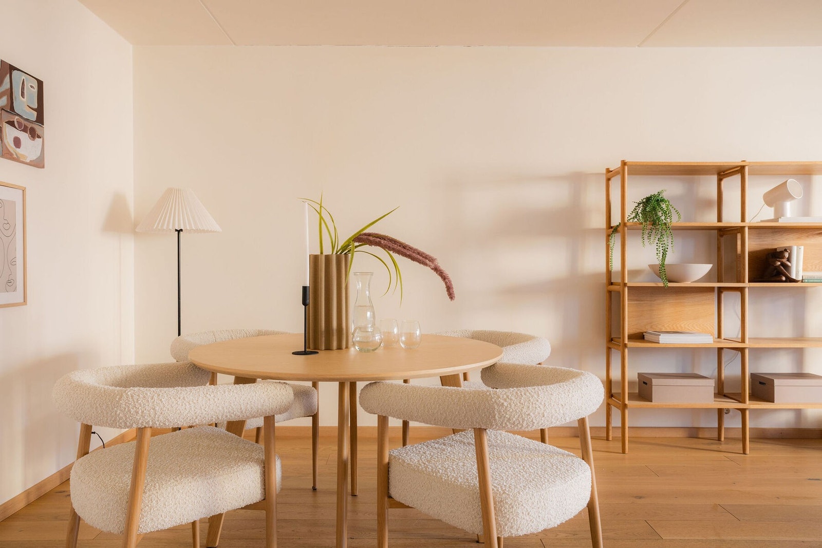 God plass til et romslig spisebord der både venner og familie kan samles. Galleribilde