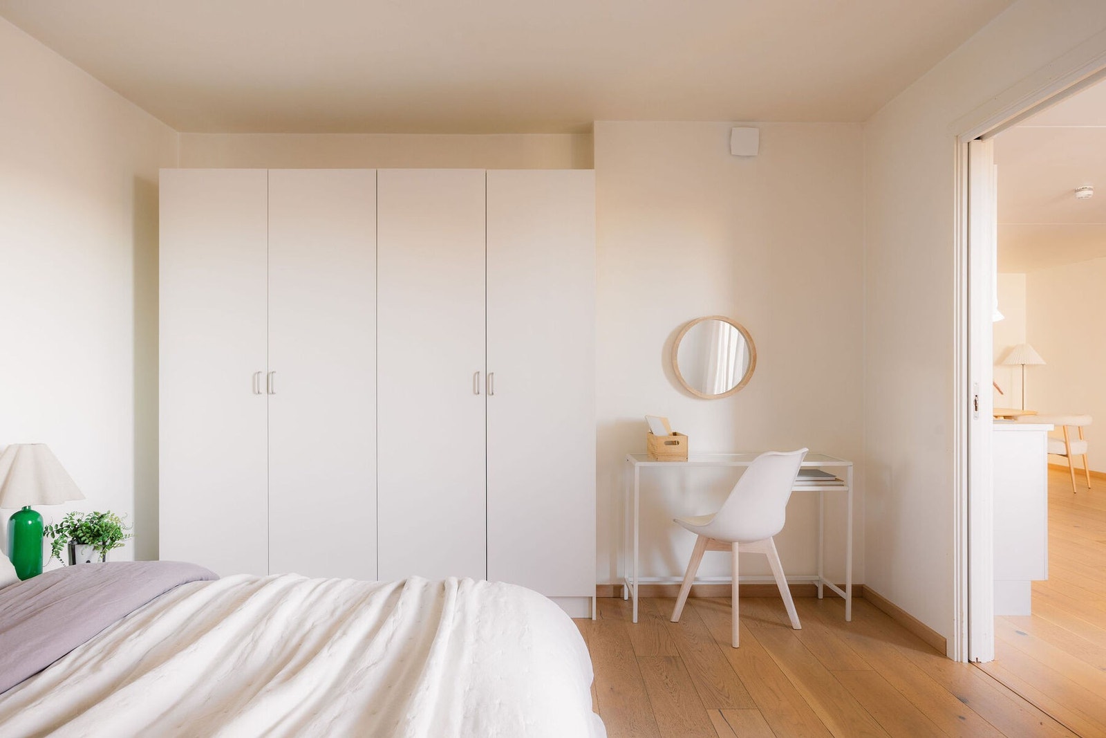 Soverommet har godt med plass til oppbevaring i store garderobeskap. Også plass til en arbeidssone. Galleribilde