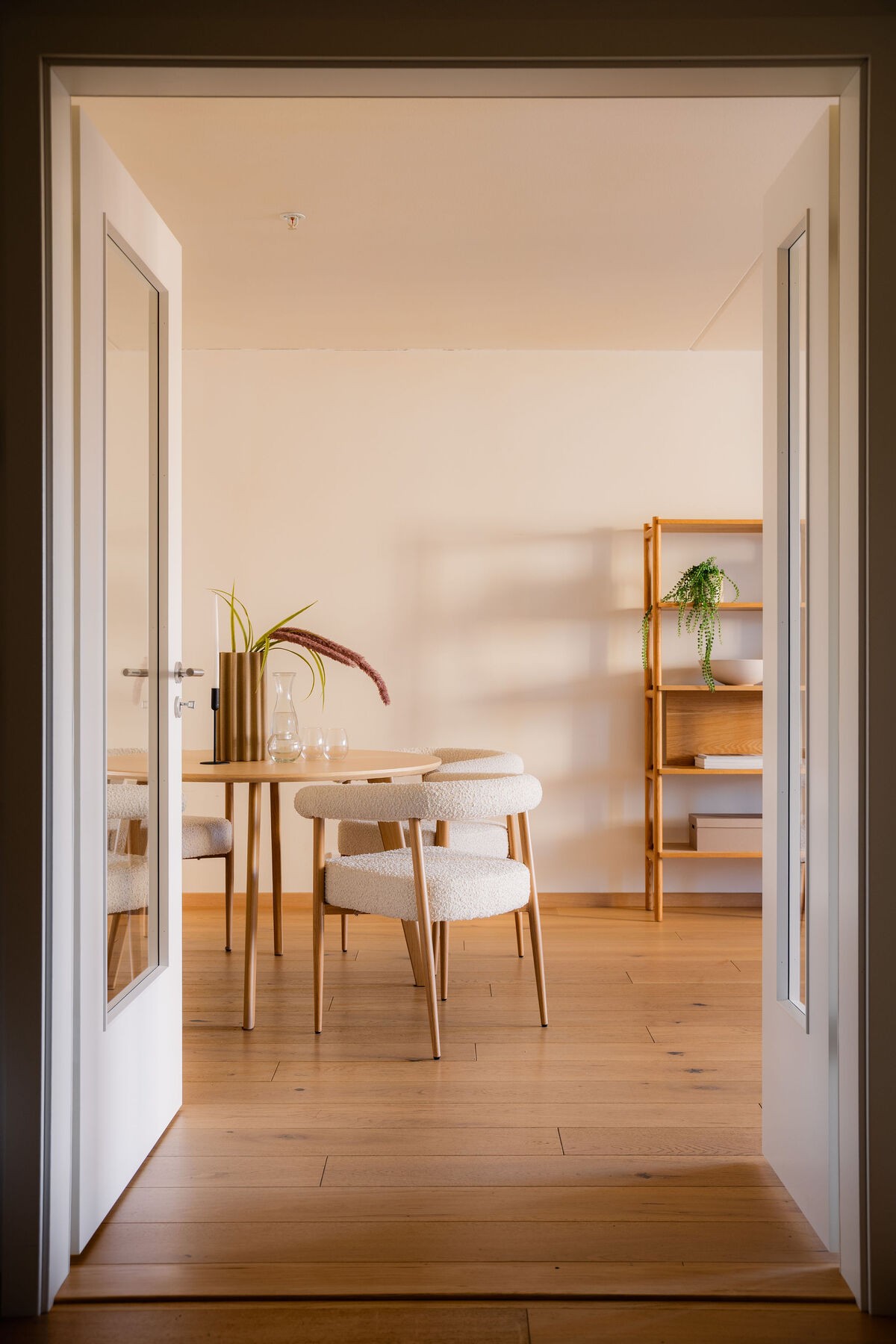 Inngang via doble dører. Galleribilde