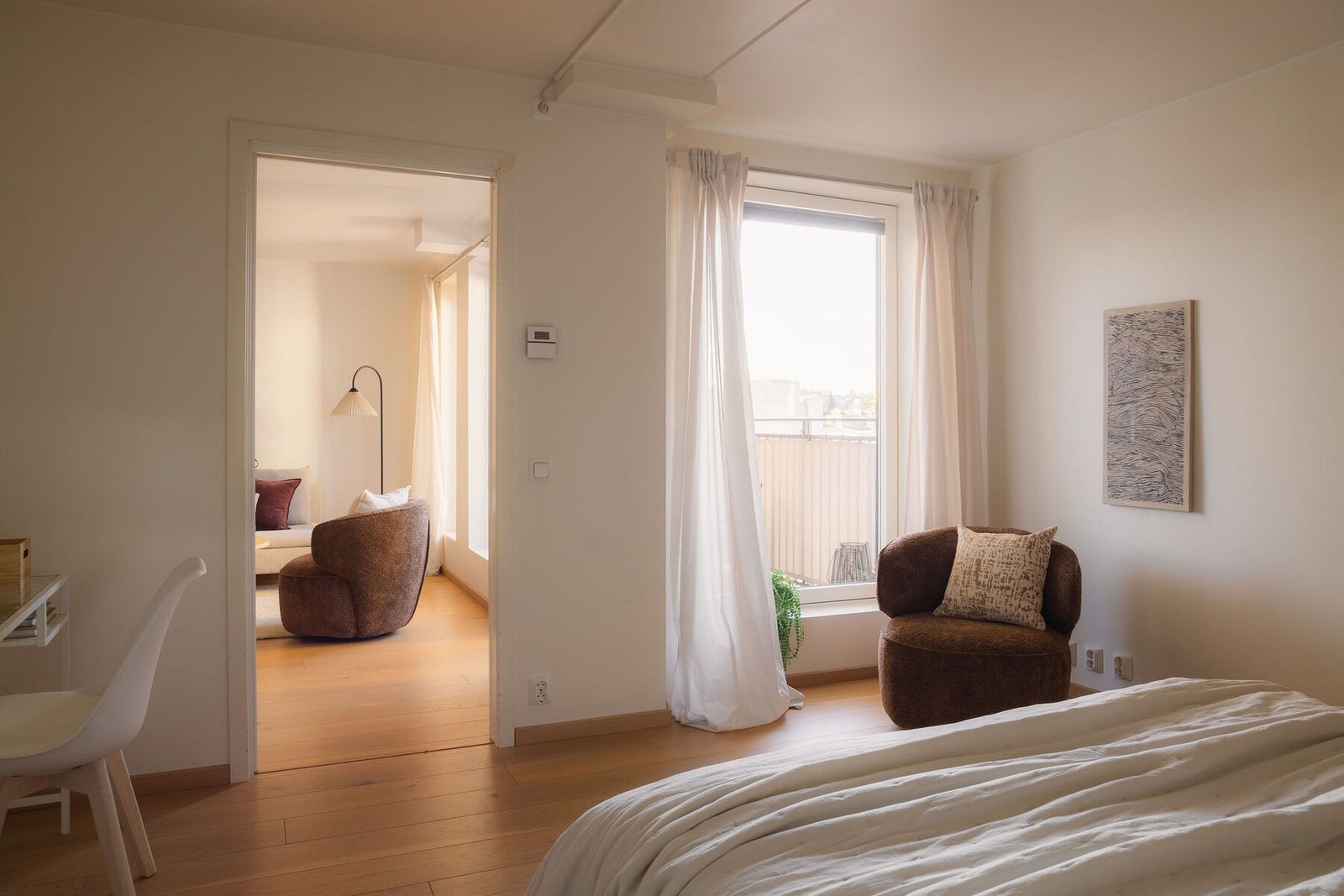 Det er vindu fra soverommet vendt mot balkong og bakgård. Her sover du godt! Galleribilde