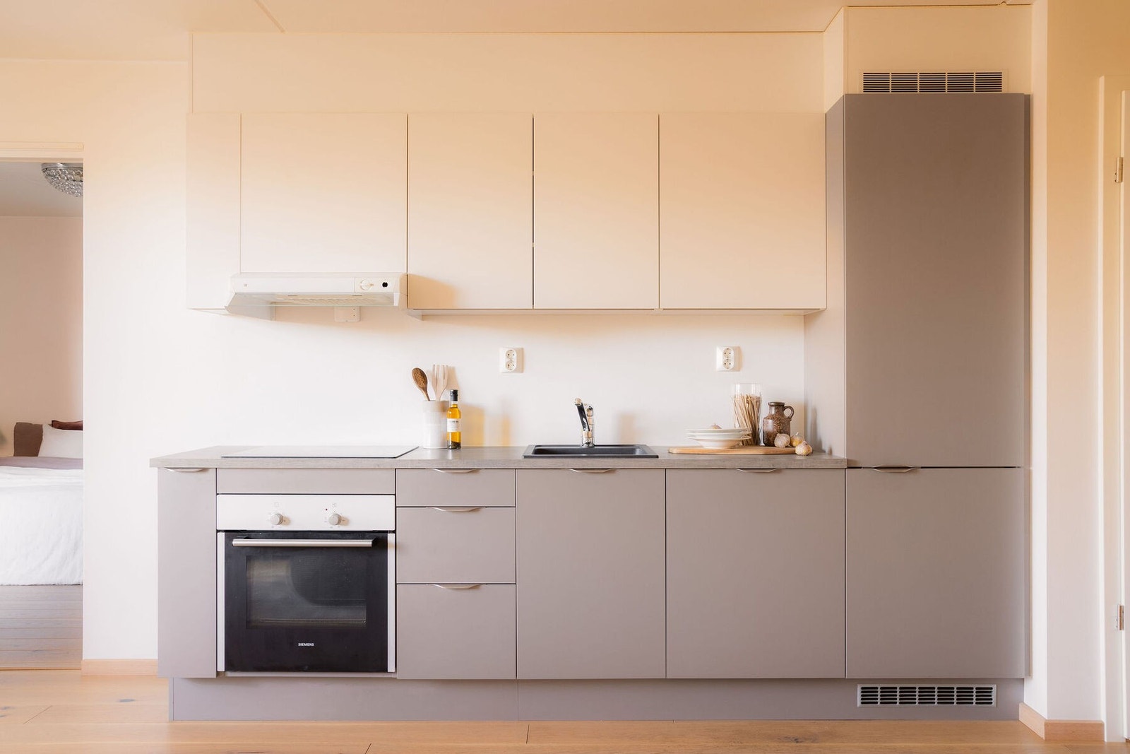 Rett ved spisesonen og optimalt plassert i stuen finner vi kjøkkenet - denne ligger nemlig i en åpen løsning. Galleribilde