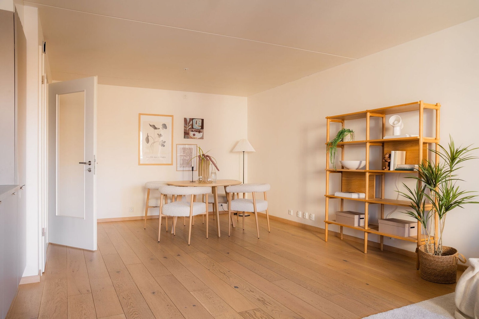 Stuen inndeles i naturlige soner, her vist ved spisesonen. Galleribilde