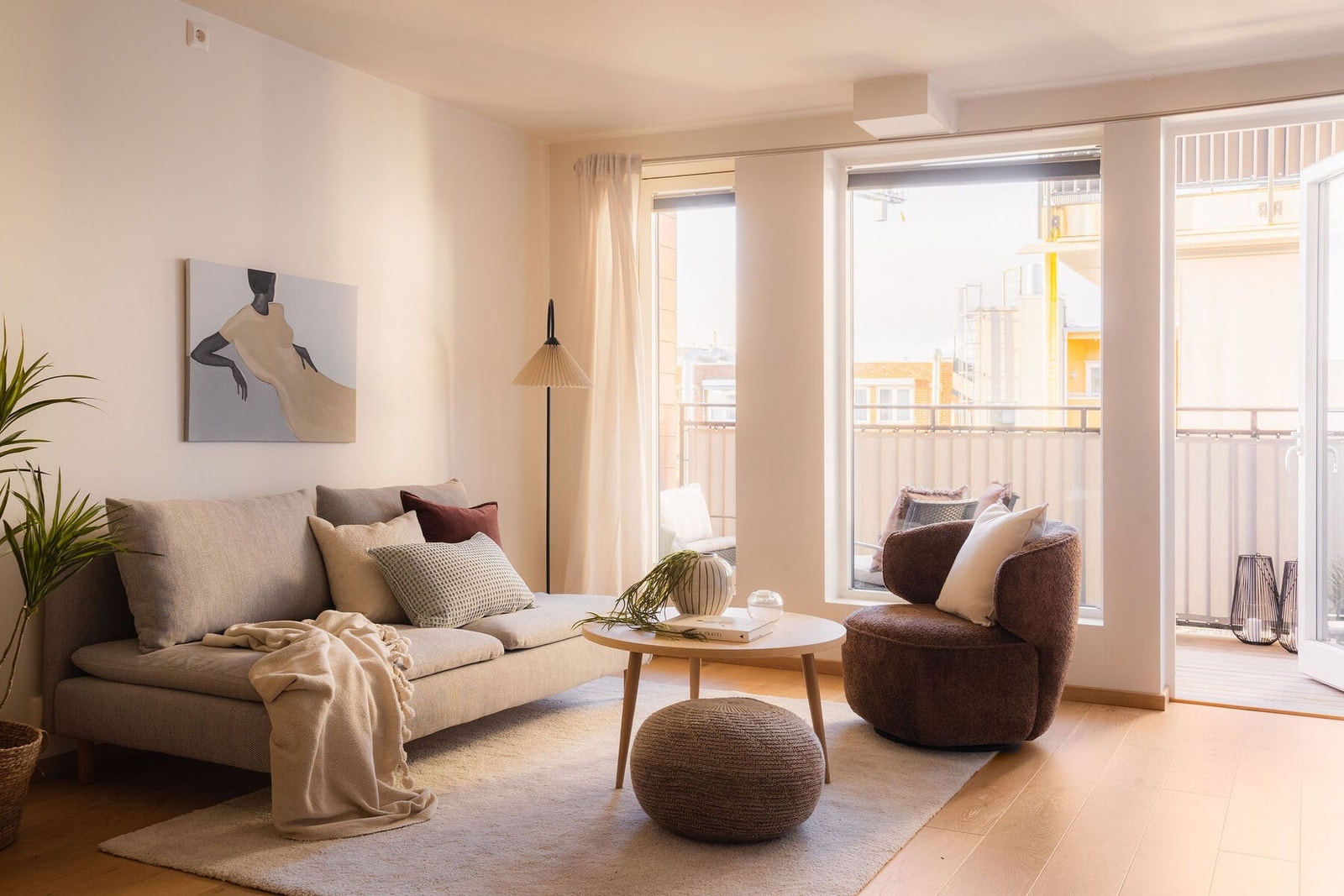 Store vindusflater gir rikelig med naturlig lysinnslipp. Galleribilde