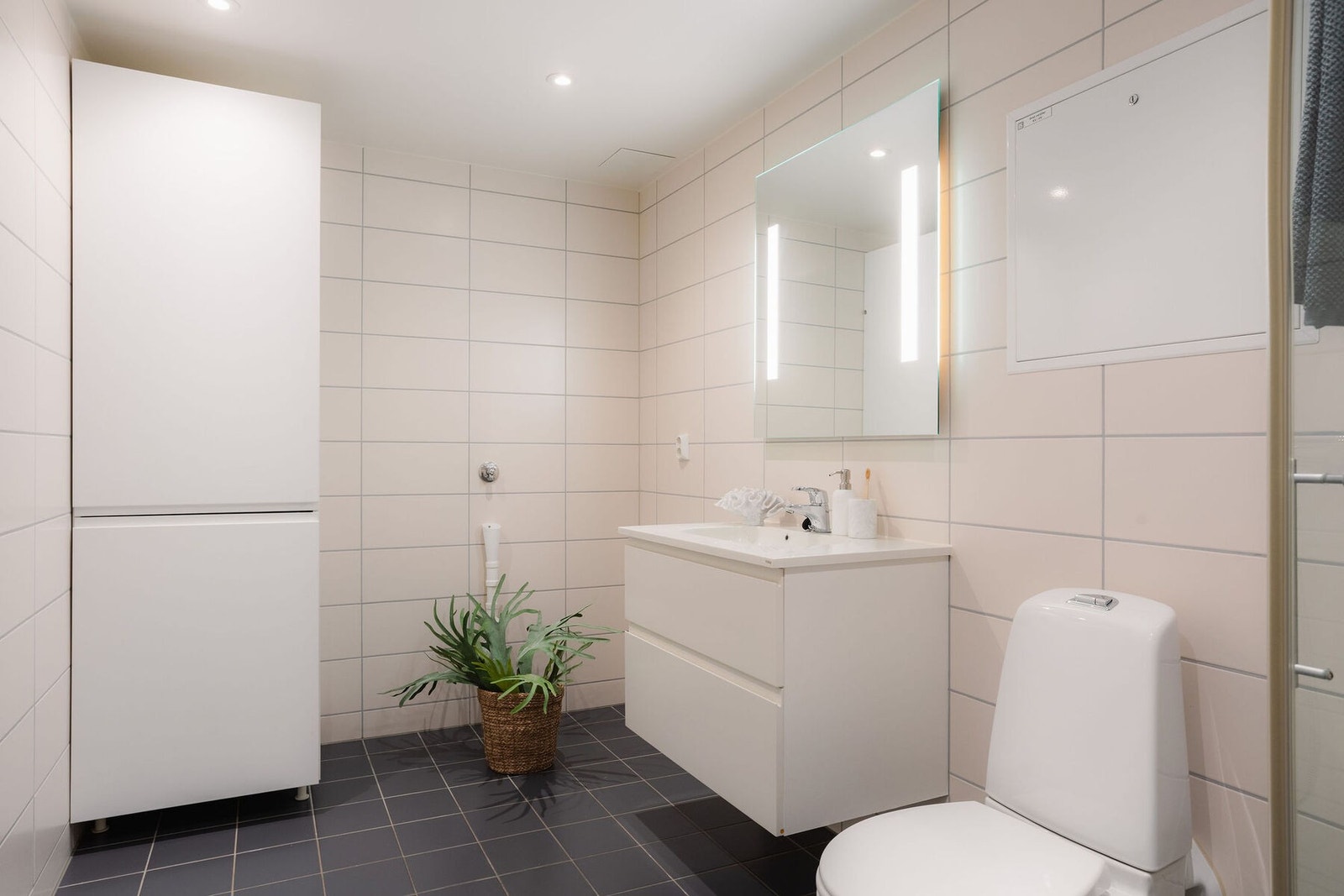 Vi beveger oss inn på baderommet. Badet, som i likhet med de andre rommene i leiligheten, er også av den store størrelsen. Galleribilde