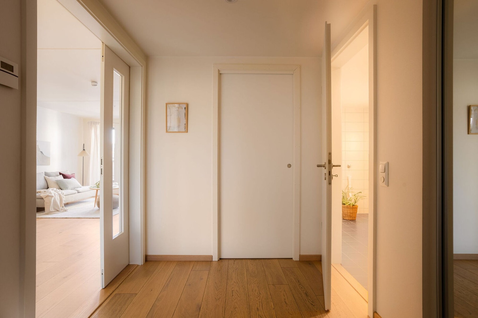 Entreen binder sammen stue, baderom og bod. Galleribilde