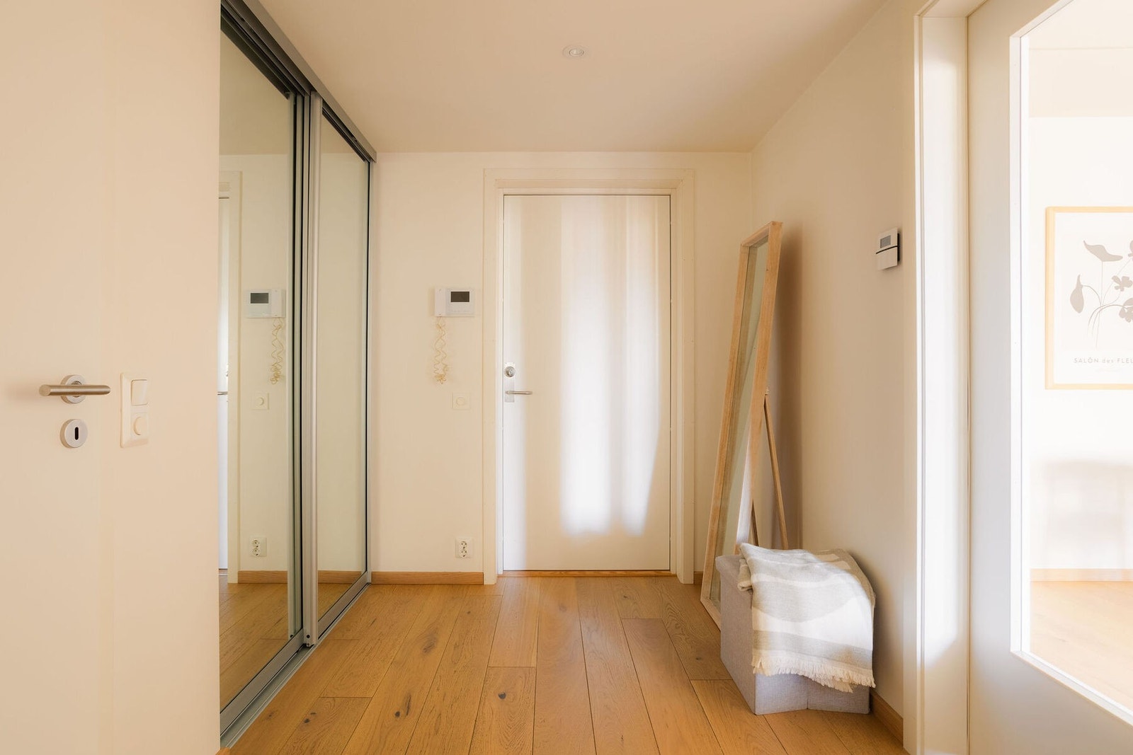 Velkommen inn! Entreen har skyvedørsgarderobe med speil for oppbevaring av yttertøy. Galleribilde