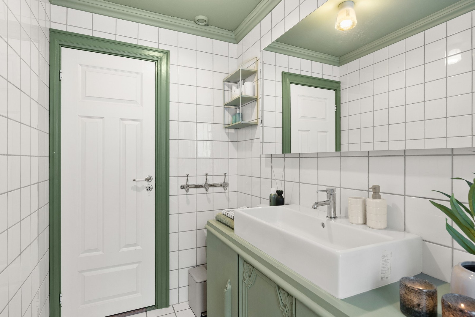 Utstyrt med mekanisk avtrekk, servant, servantskap og dusjkabinett. Galleribilde