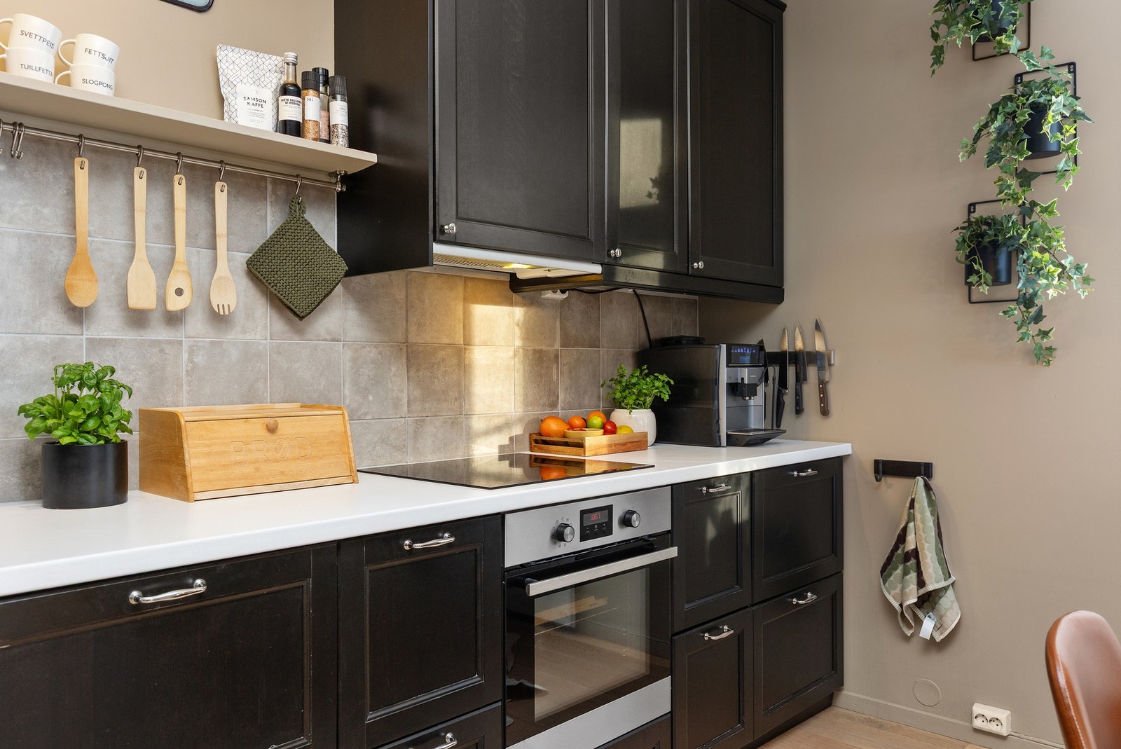 Det er integrert platetopp, stekovn, oppvaskmaskin og kjøl/fryseskap. Galleribilde