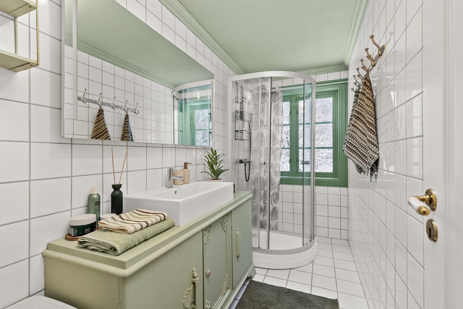 Helfliset bad på loft på 5,5 kvm, med gulvvarme. Galleribilde