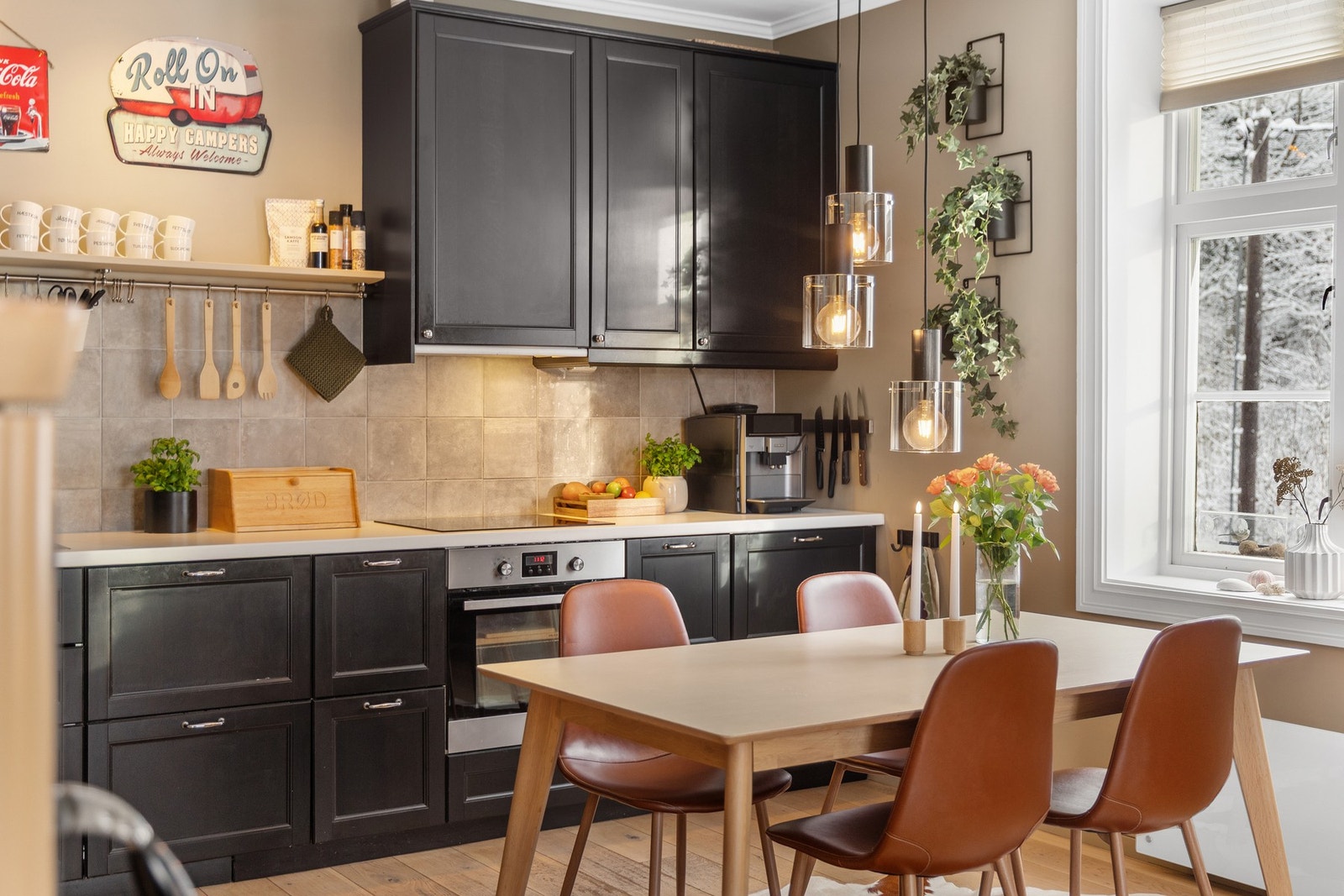 kjøkkenet er innredet med mekanisk avtrekksvifte over stekesonen. Galleribilde