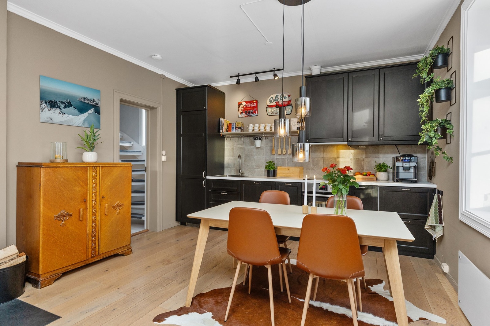 Kjøkken i moderne utførelse med mørke kjøkkenfronter. Galleribilde