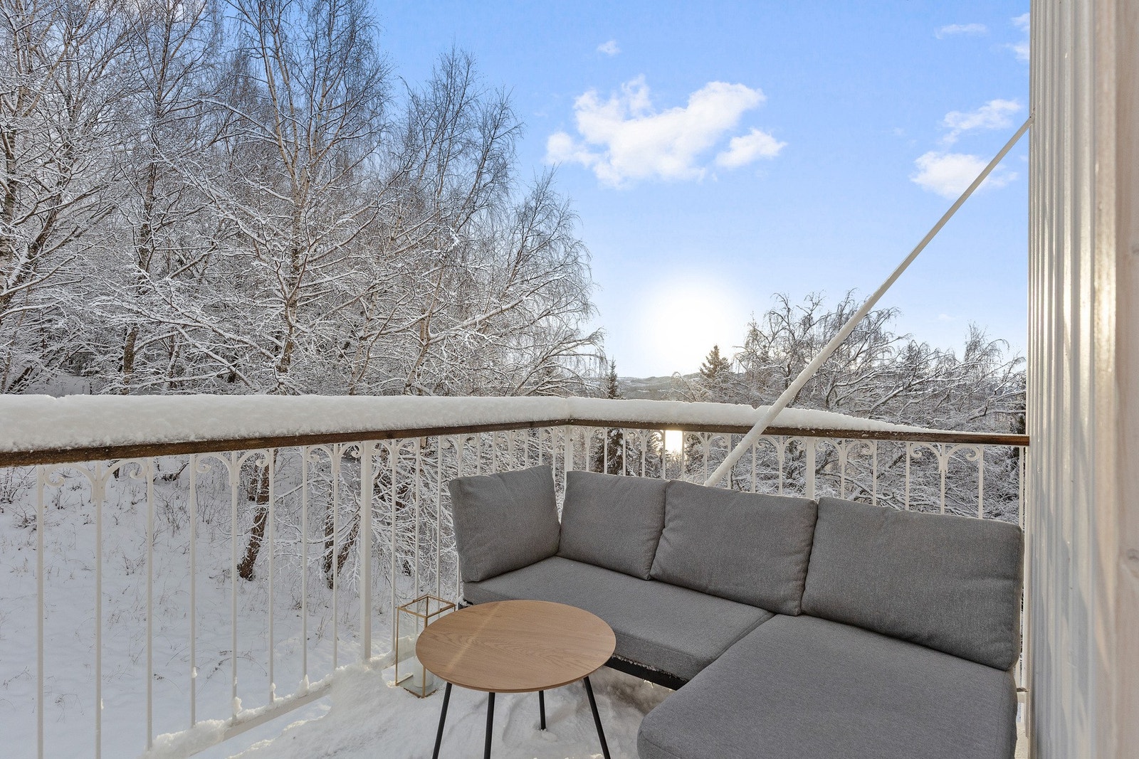 Balkong på 9 kvm med utgang fra stue. Galleribilde