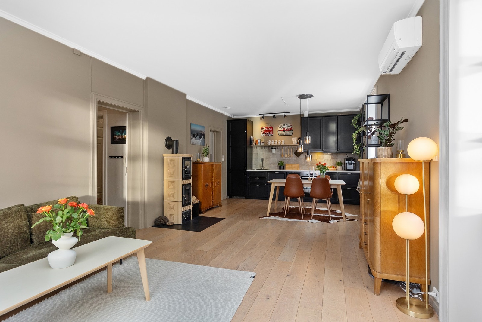 I kobling med stue har du åpen løsning til spisestue og kjøkken. Galleribilde