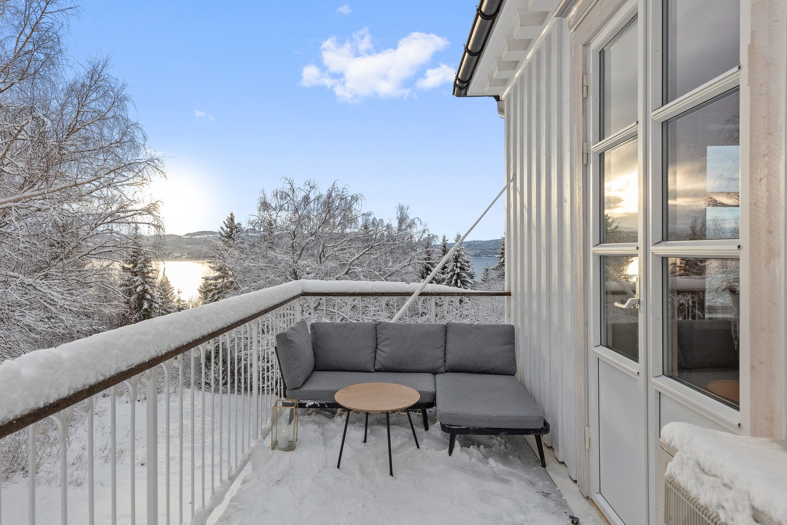 Koselig balkong som kan nytes i naturskjønne omgivelser. Galleribilde