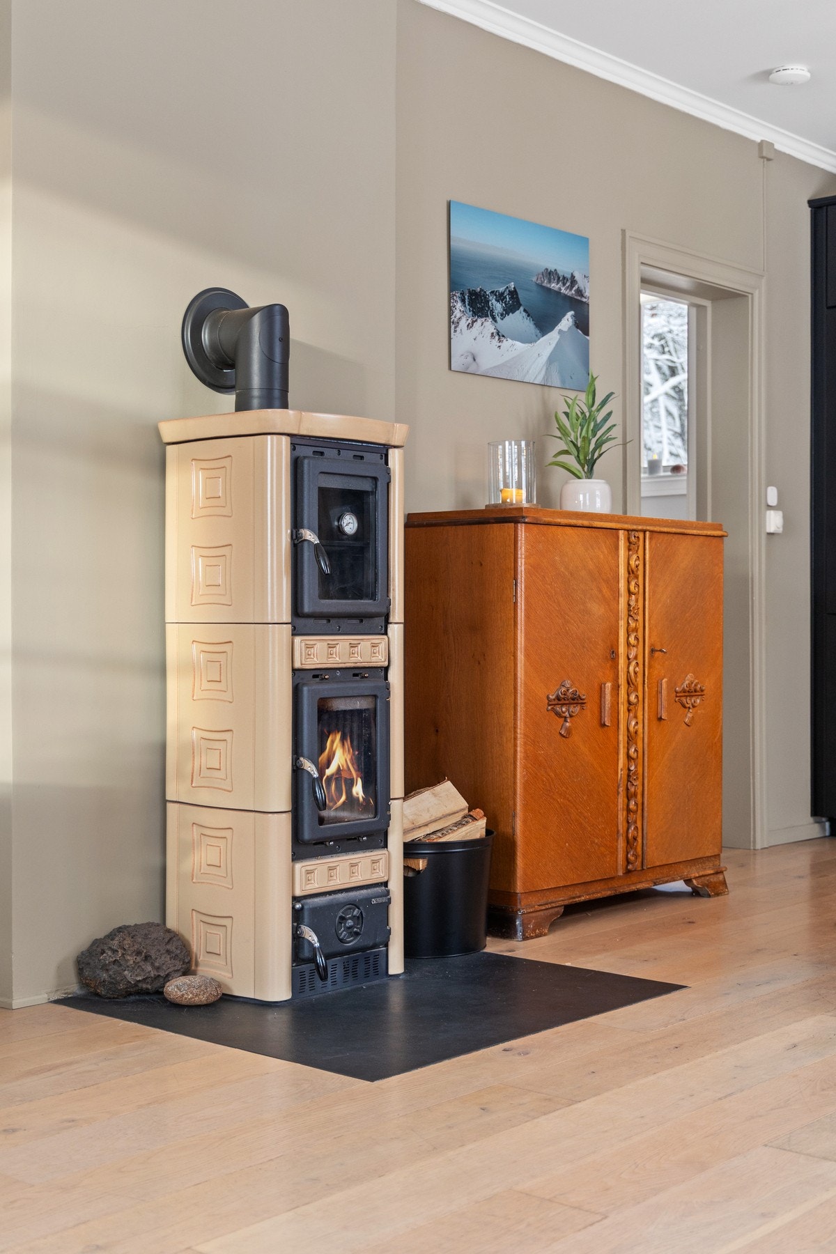 Som varmekilde har du varmepumpe og vedovn som gir en god atmosfære i rommene. Galleribilde