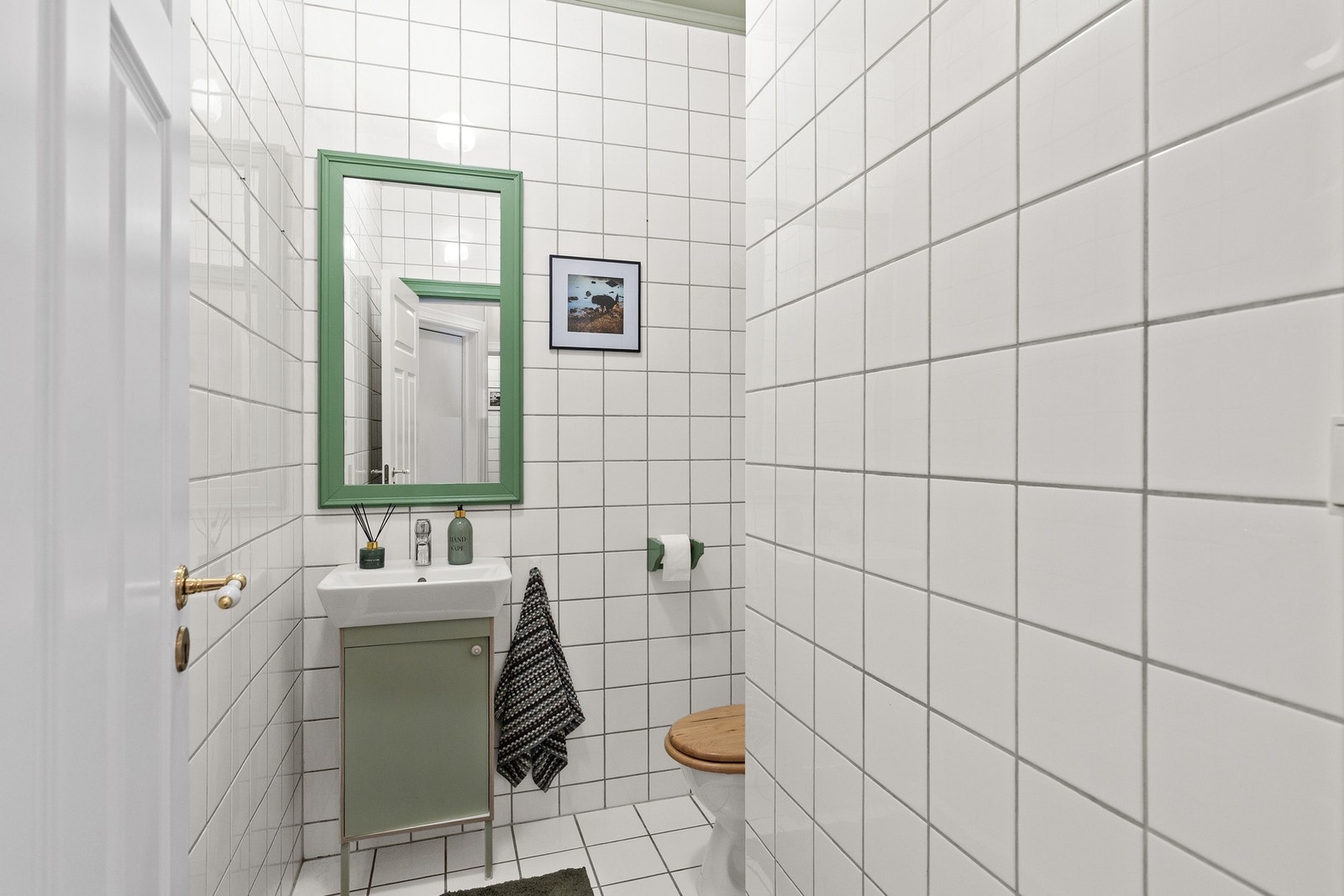 Helfliset toalettrom på 2,5 kvm i 2. Etasje. Galleribilde