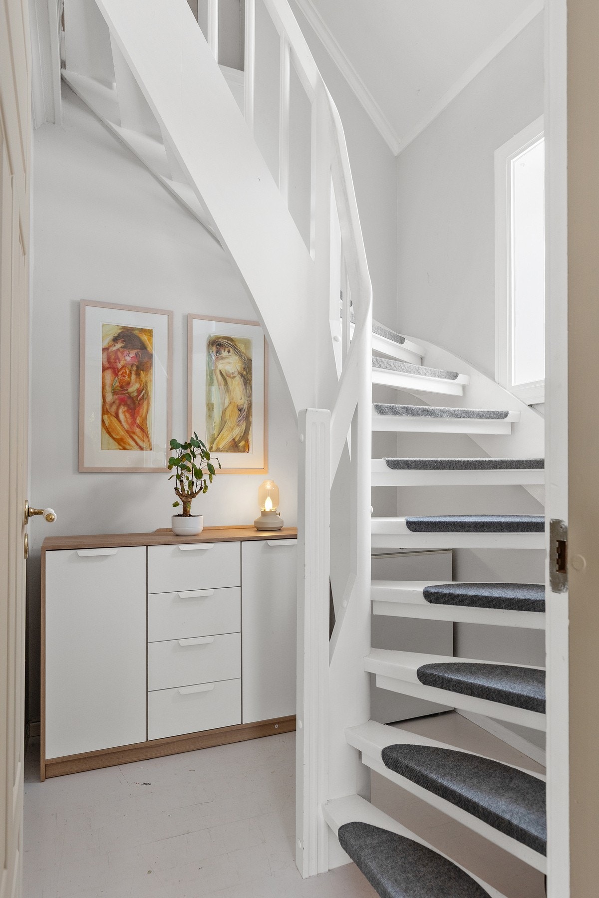 Gang på 4 kvm med trappeoppgang til loft etasje. Galleribilde