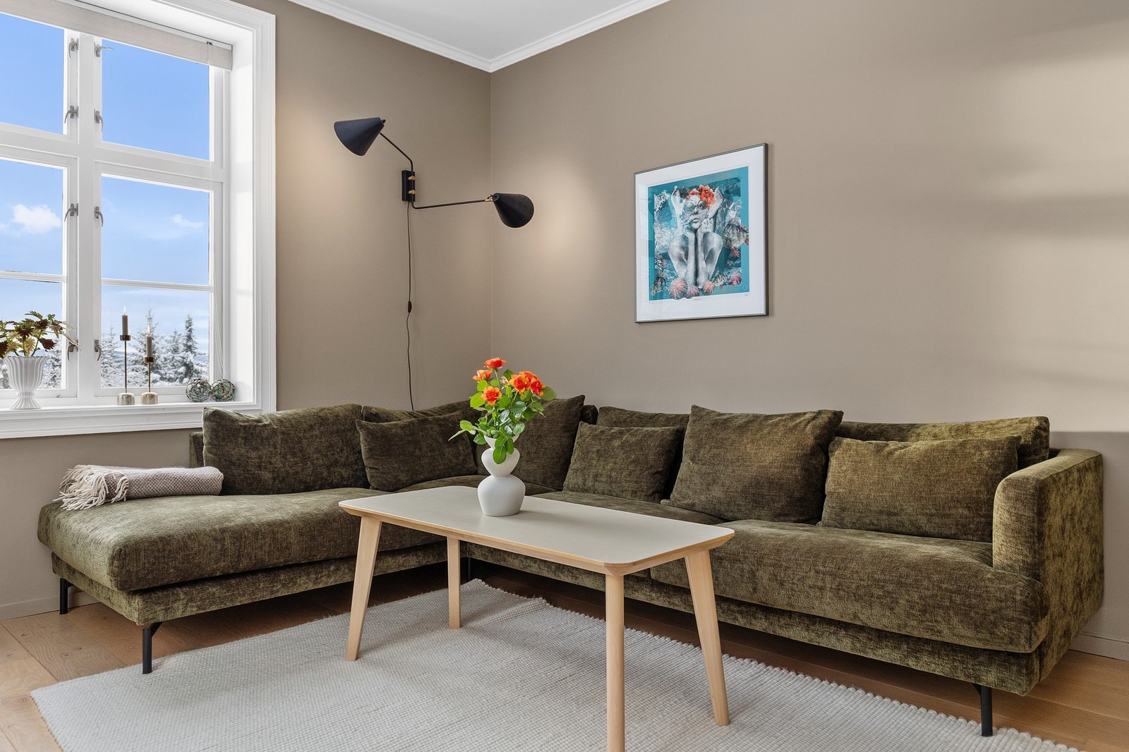 Stuen har naturlige innredningsseksjoner for stort møblement. Galleribilde