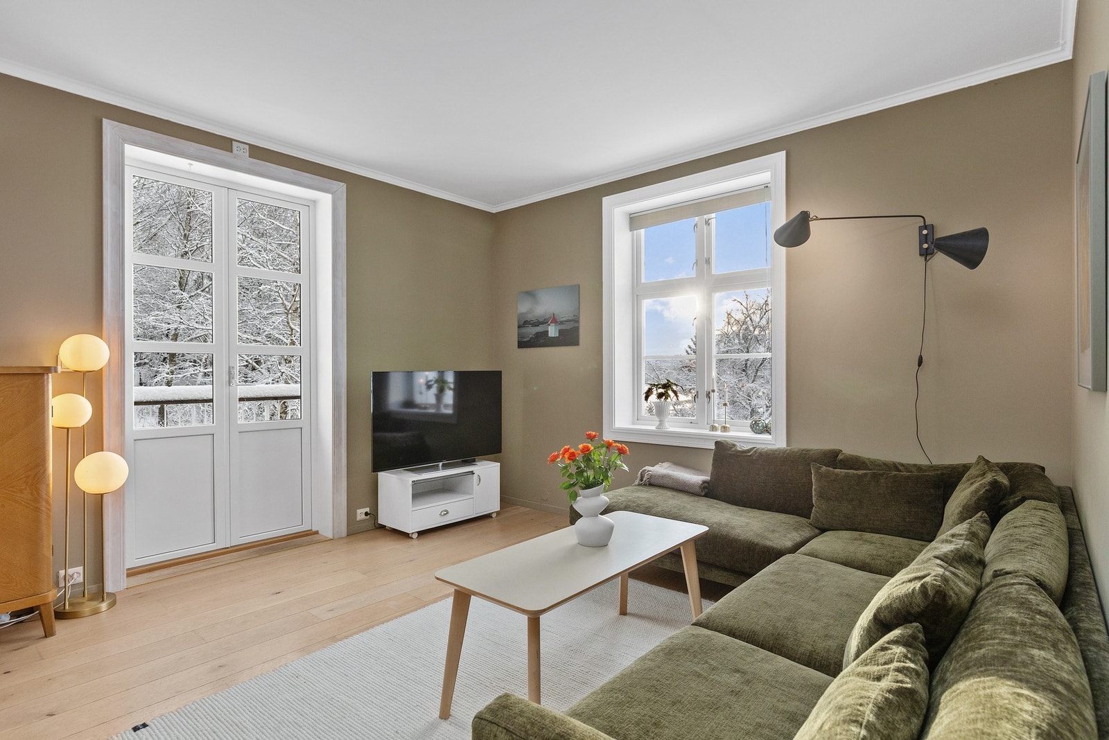 Fra stuen har du utgang til balkong. Galleribilde