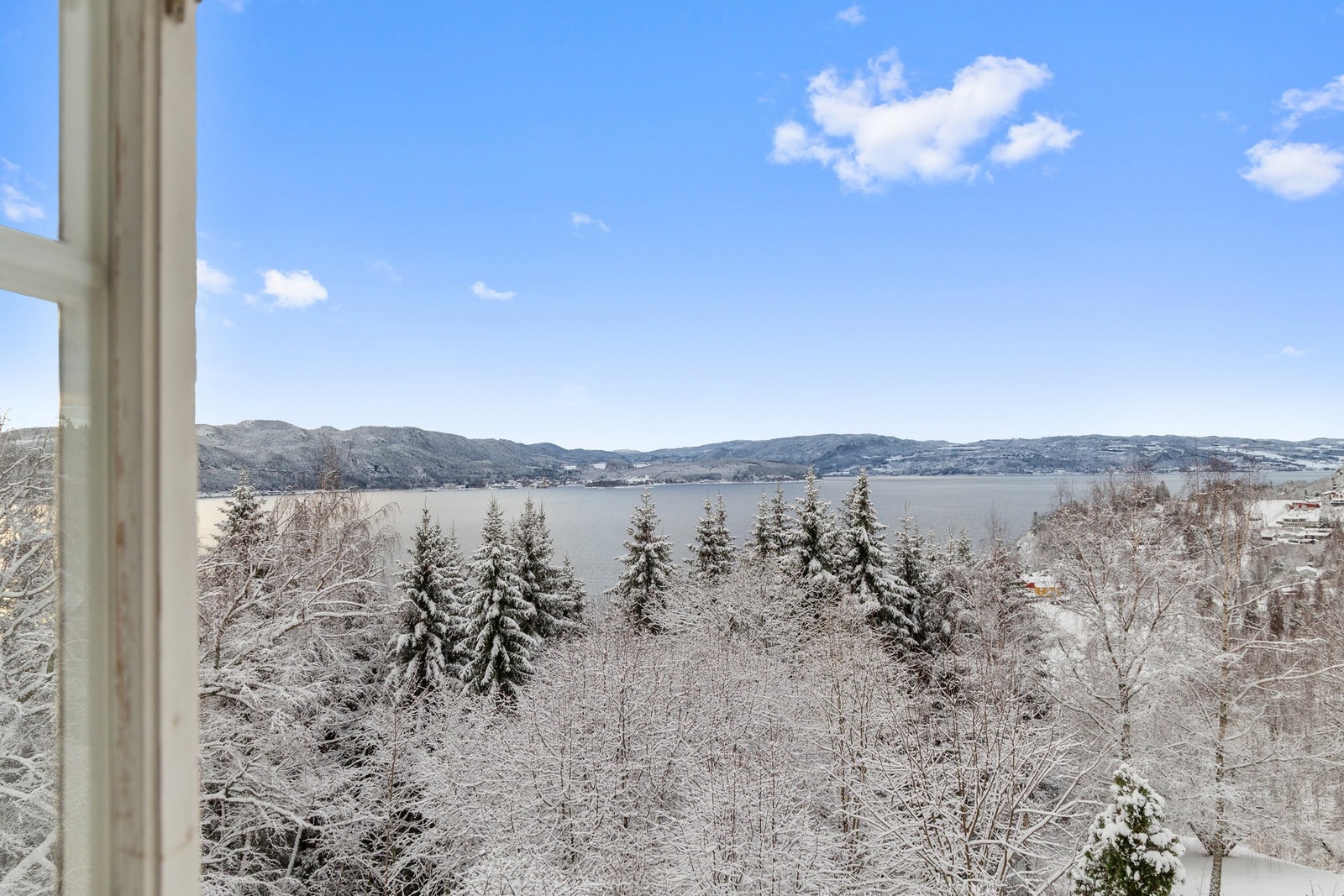 Boligens beliggenhet byr på sjøutsikt fra balkong og vinduer. Galleribilde