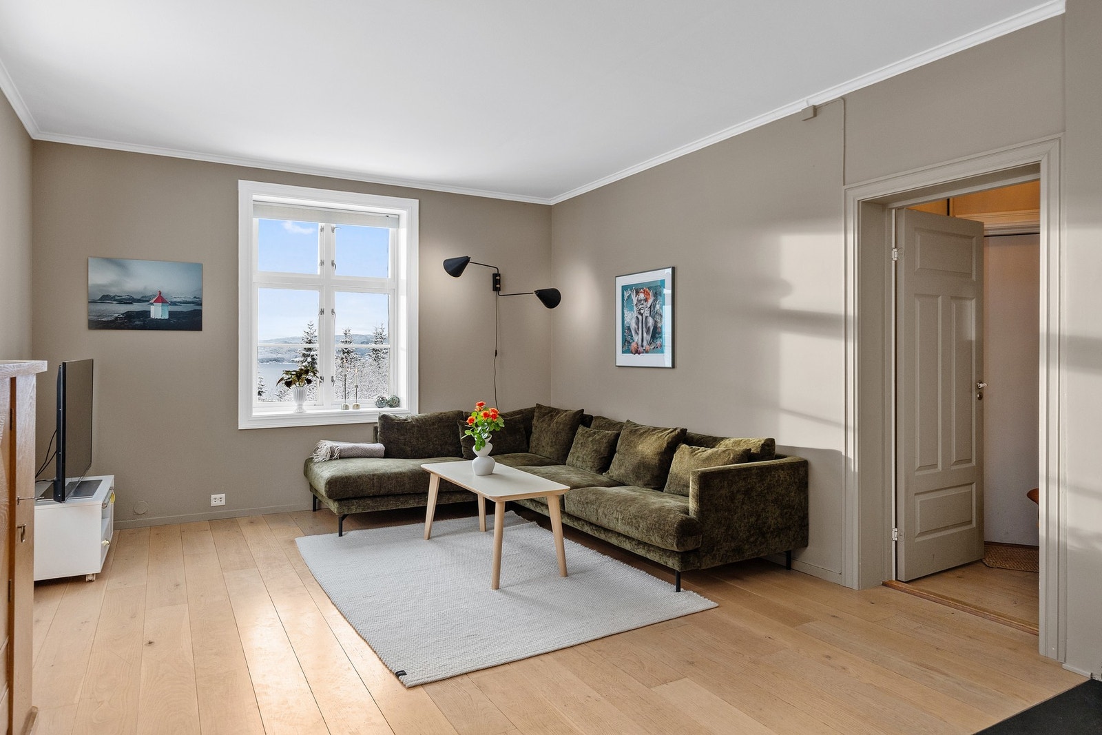 Åpen og praktisk stue/kjøkken løsning på 35 kvm. Galleribilde