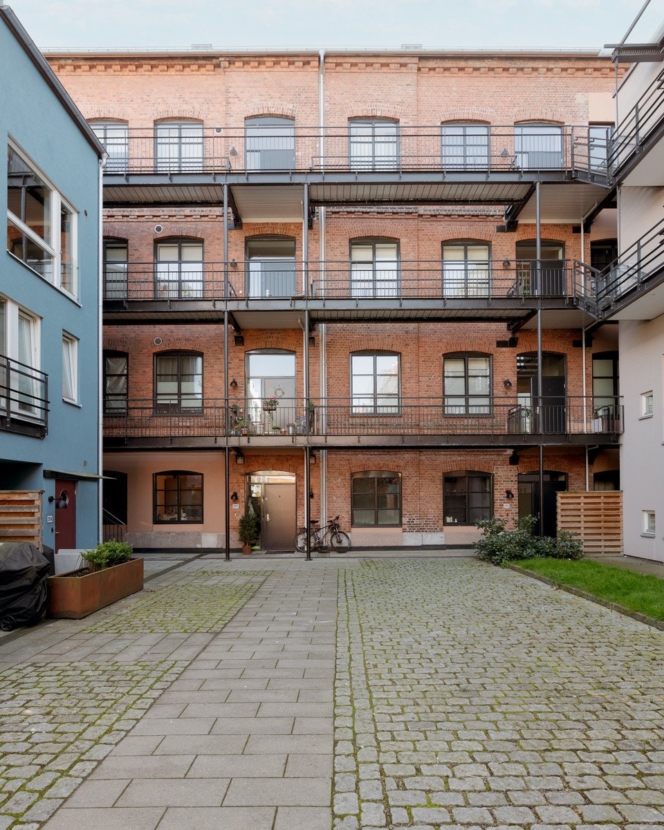 Koselig bakgård hvor det hender det er bakgårdssalg blandt gode naboer Galleribilde