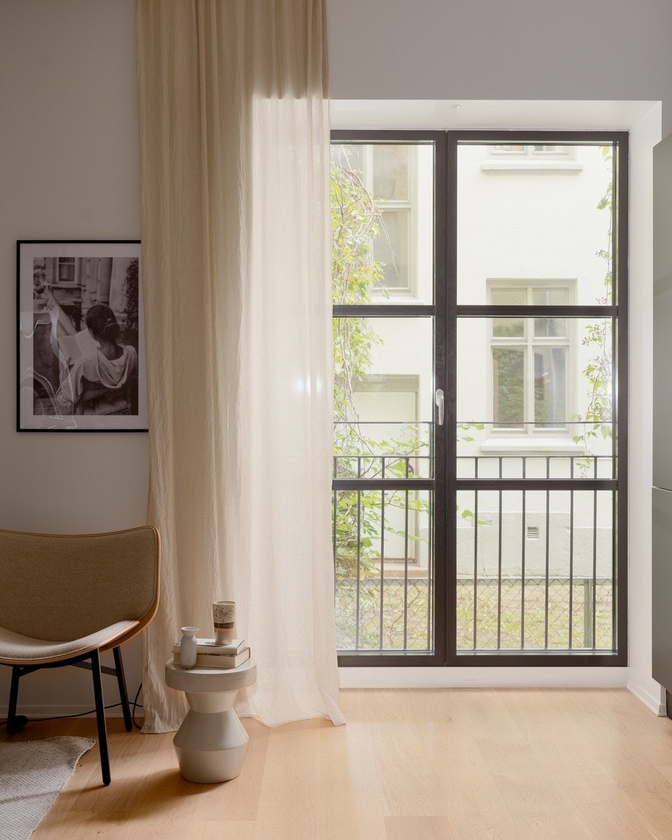 Fransk balkong til rolig bakgård Galleribilde