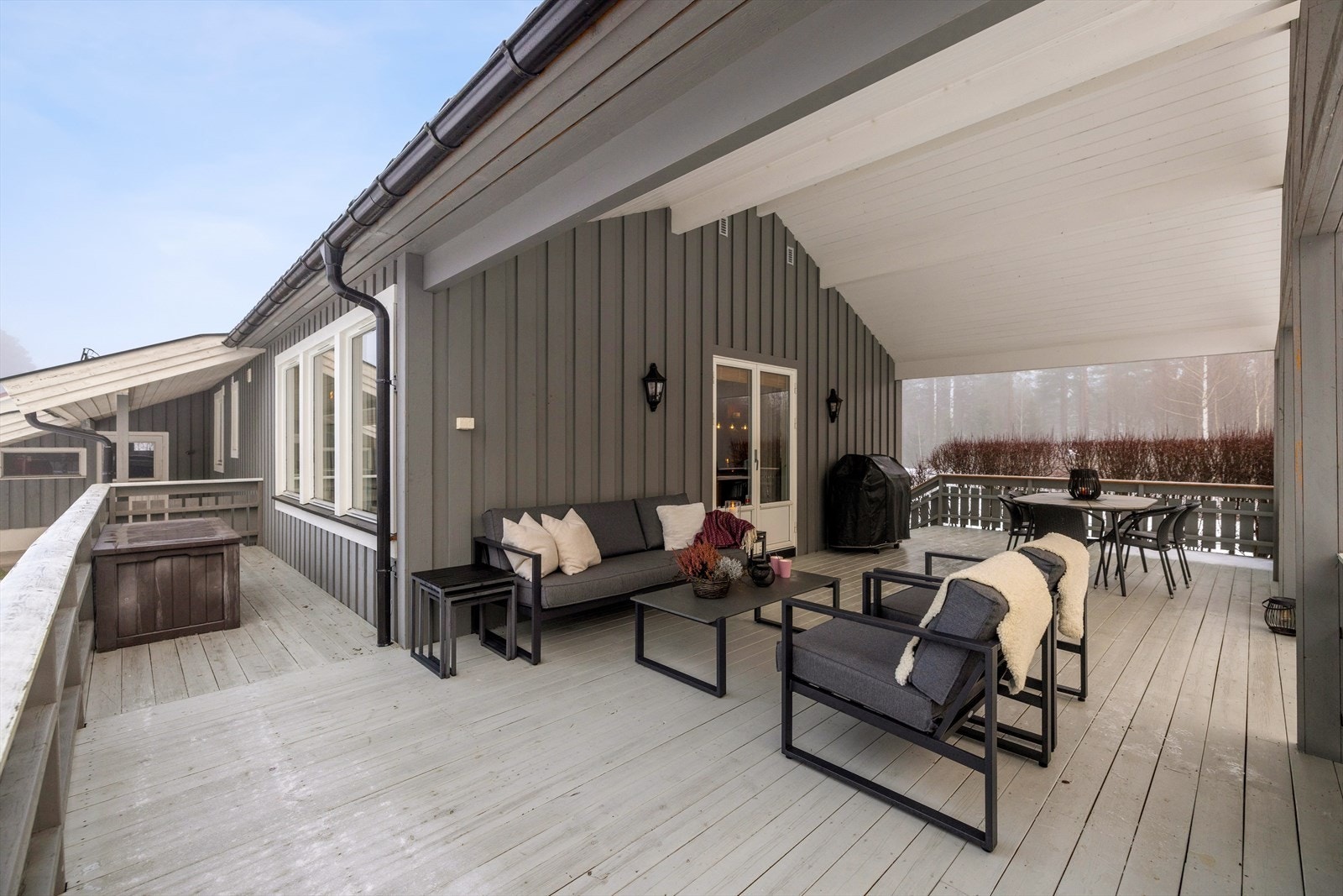 Overbygget uteplass med god plass til utemøbler. Galleribilde