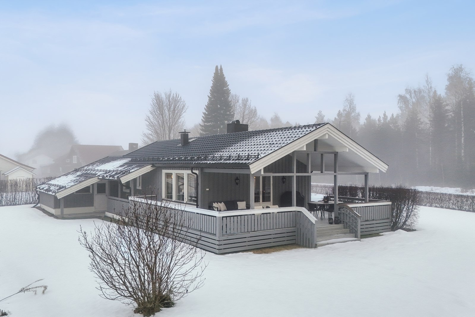 Overbygget uteplass med god plass til utemøbler. Galleribilde