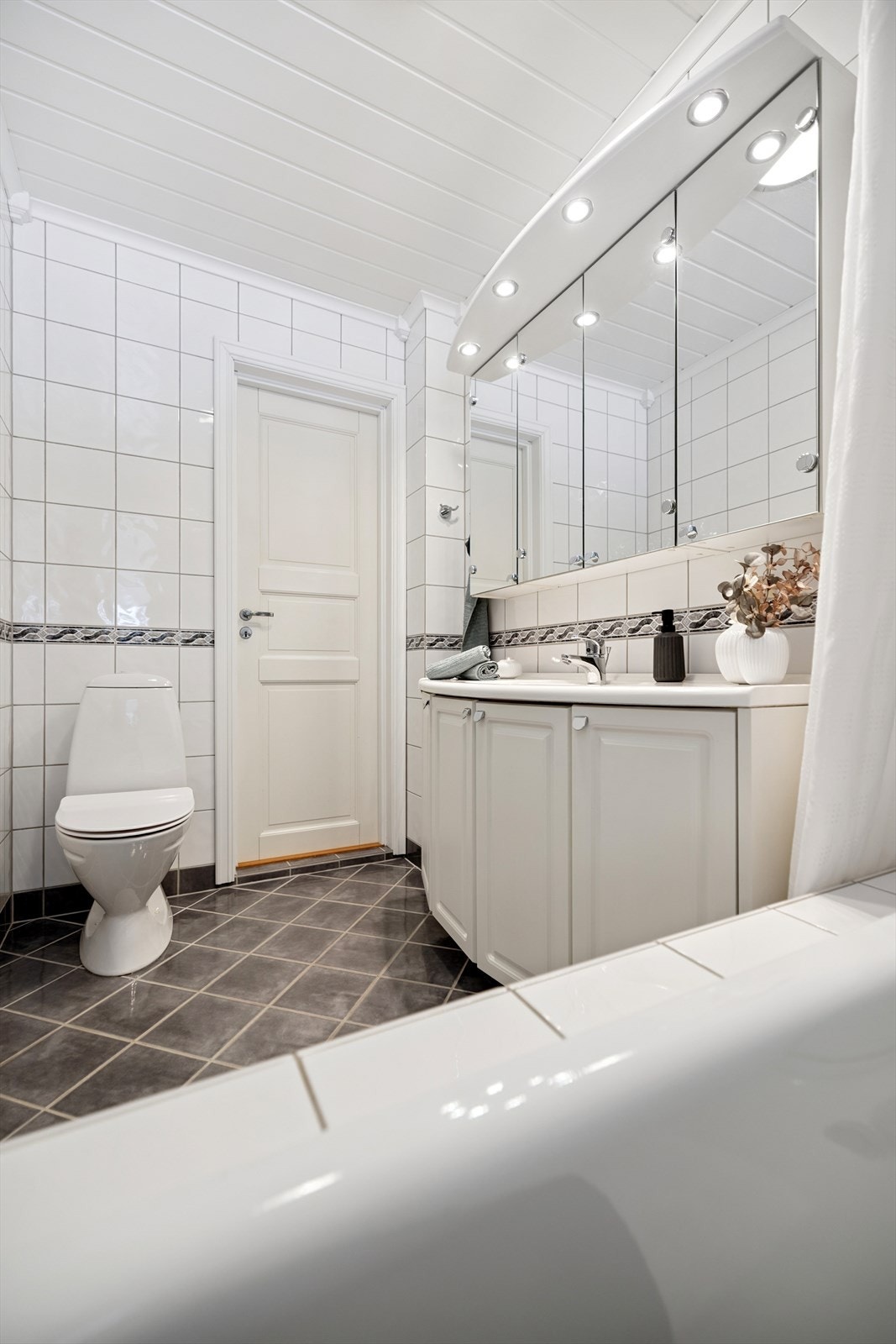 Flislagte overflater og funksjonell innredning. Galleribilde