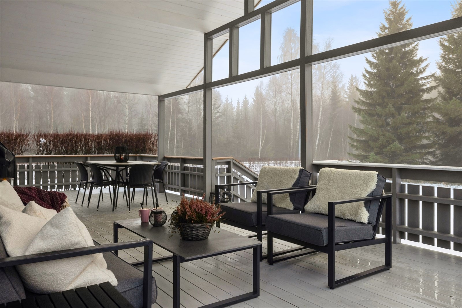 Skjermet uteplass med utsyn mot grøntområde. Galleribilde